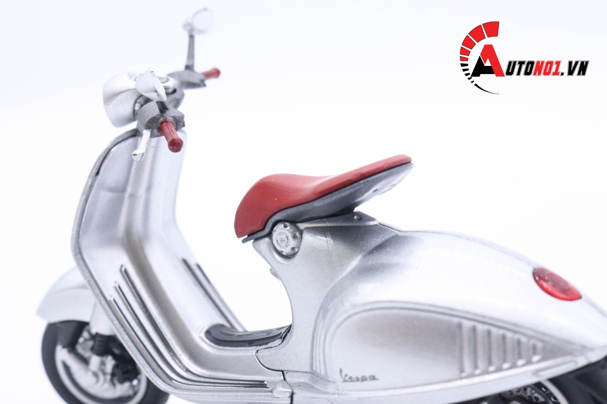  Mô hình xe Vespa 946 2014 silver 1:18 Welly MT078G 