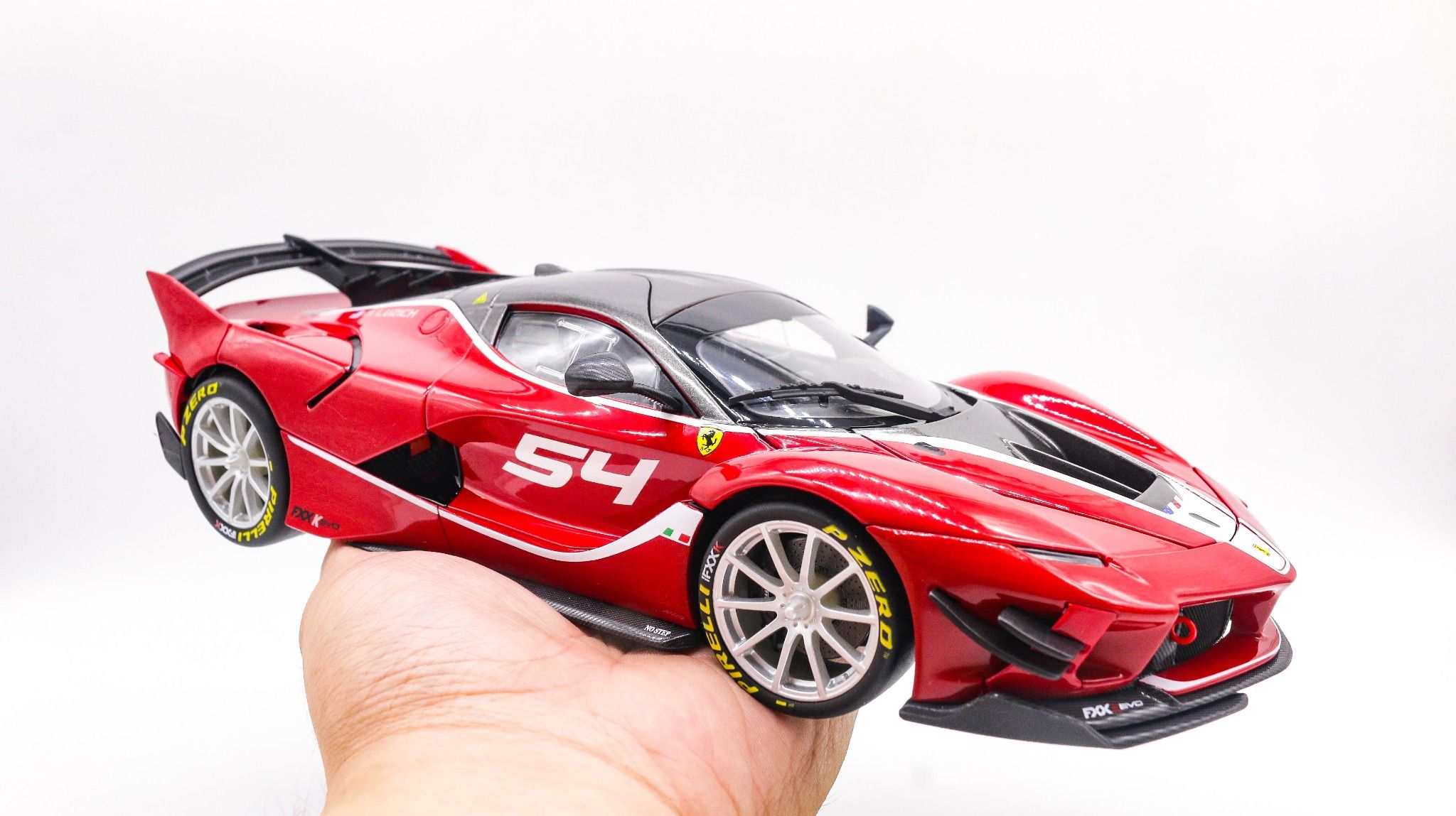  Mô hình xe Ferrari FXX K Evo Signature 1:18 Bburago 8014 