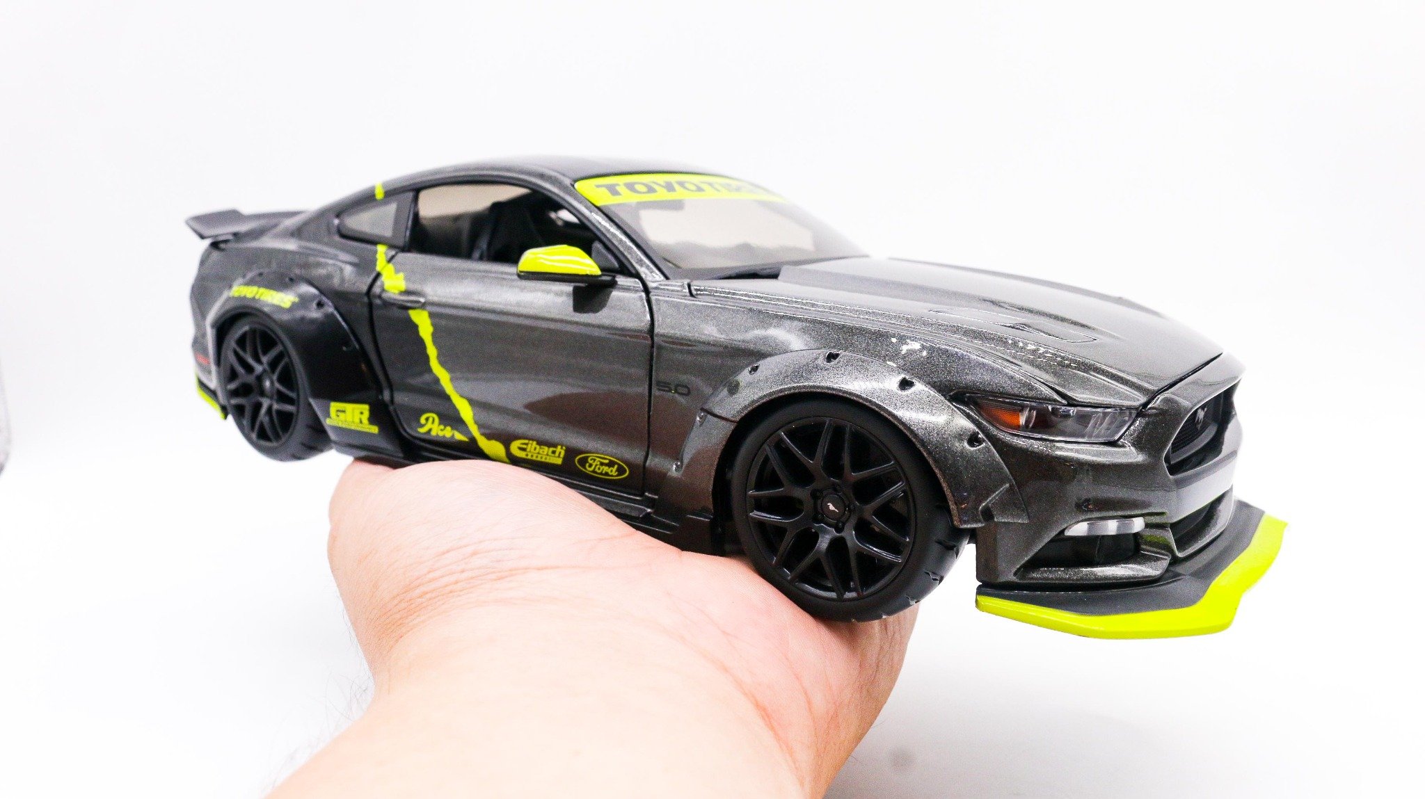  Mô hình xe Ford Mustang GT 2015 Design Metalic Grey 1:18 Maisto 7952 