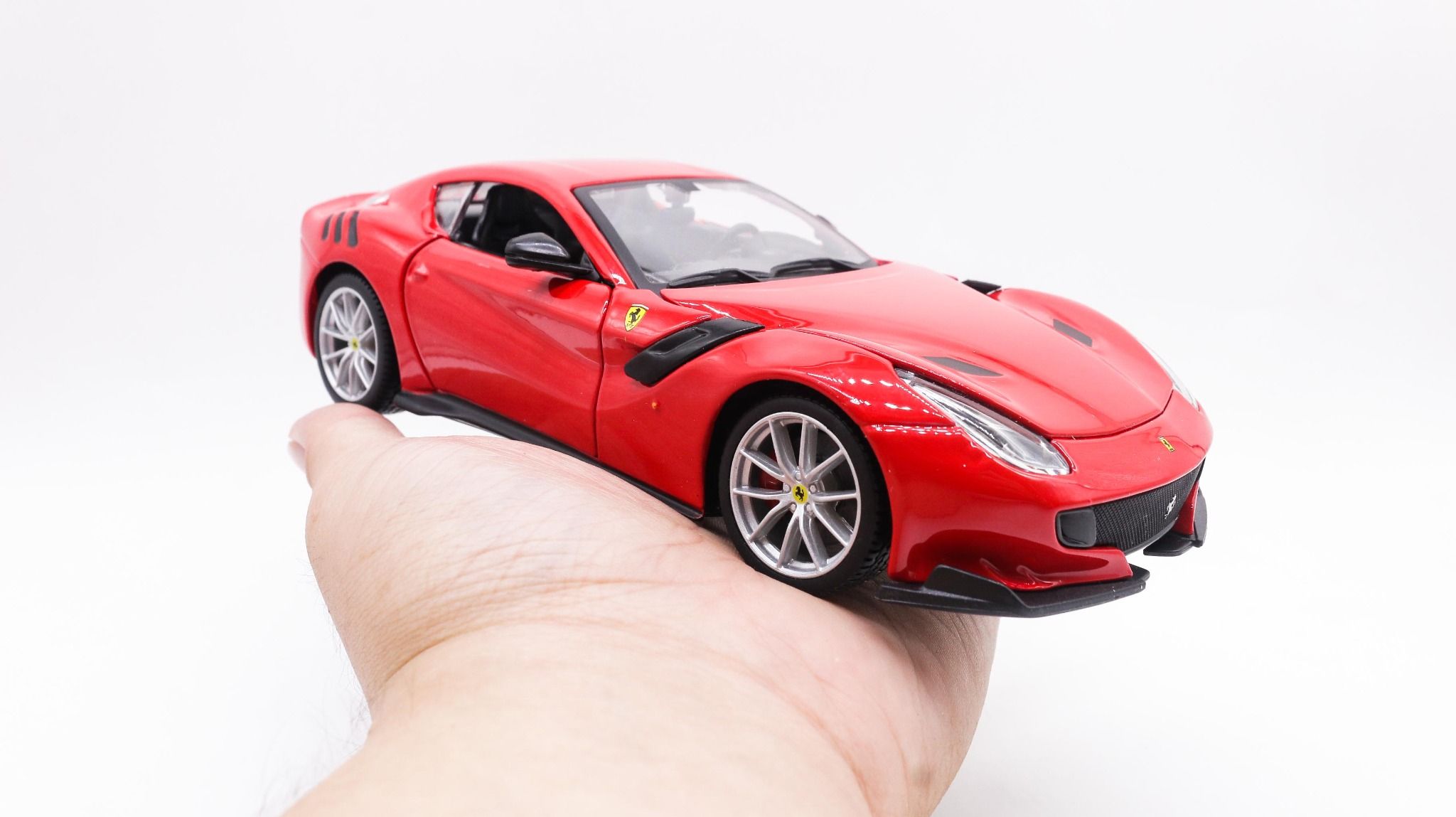  Mô hình xe Ferrari F12 Tdf Red đánh lái được 1:24 Bburago 4462 