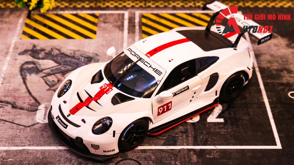 MÔ HÌNH XE PORSCHE 911 RSR GT 1:24 BBURAGO 8013