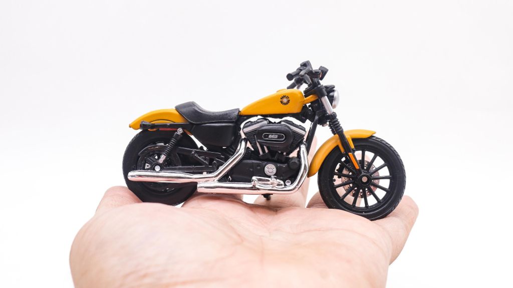 MÔ HÌNH HARLEY DAVIDSON SPORTSTER IRON 883 ORANGE 1:18 MAISTO 7373B