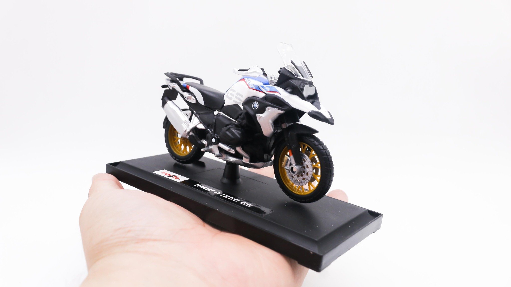  Mô hình xe Bmw R1250 gs white 1:18 Maisto 8009 