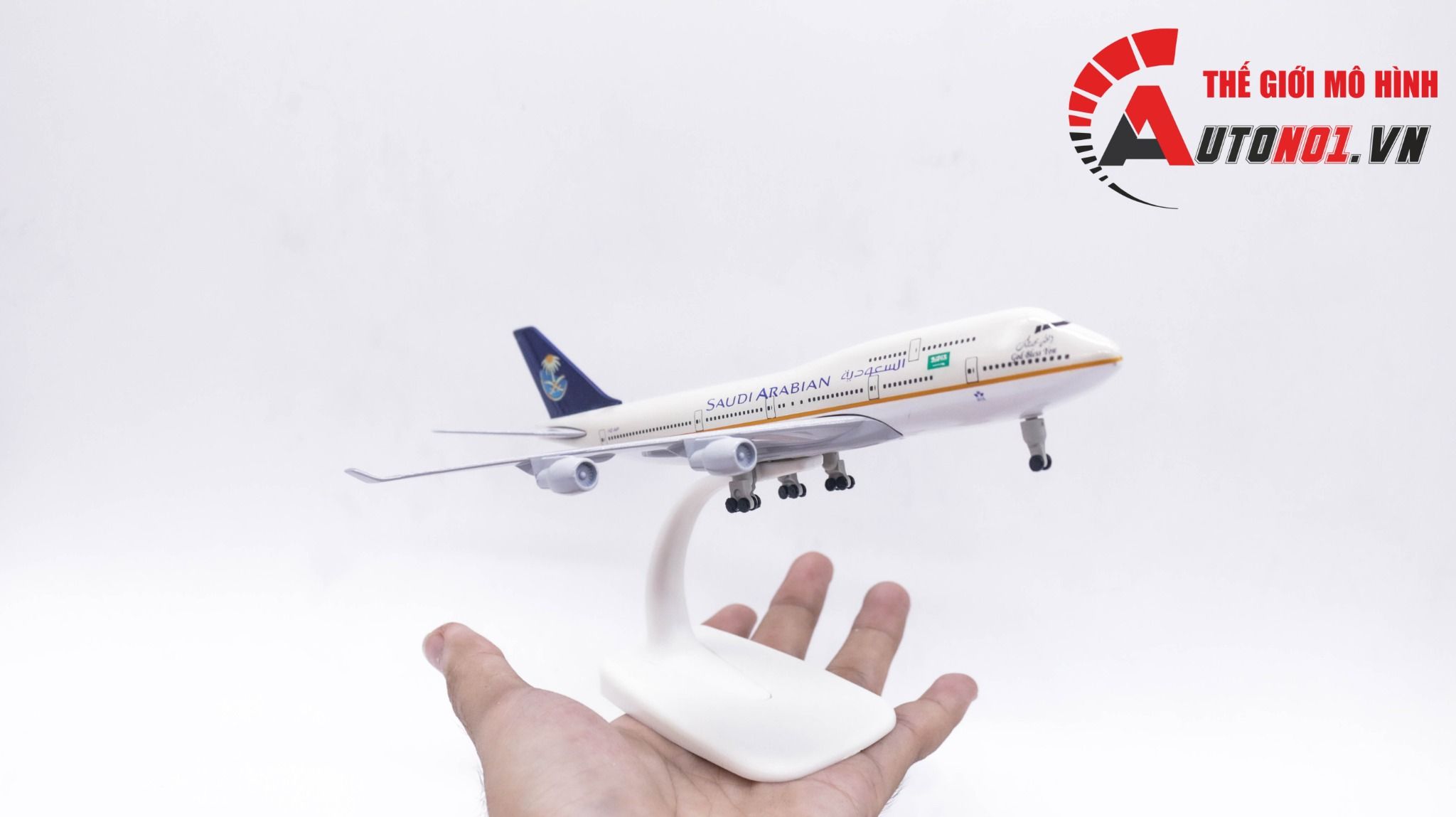  Mô hình máy bay Saudi Arabia Airlines Boeing B747 kích thước 20cm MB20077 