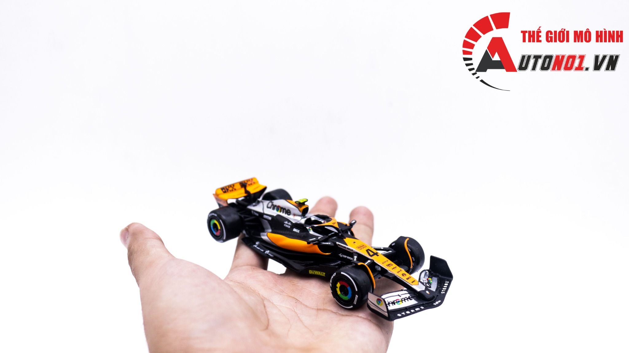  Mô hình xe đua F1 McLaren MCL60 S23 #81 - #4 tỉ lệ 1:43 Bburago OT317 