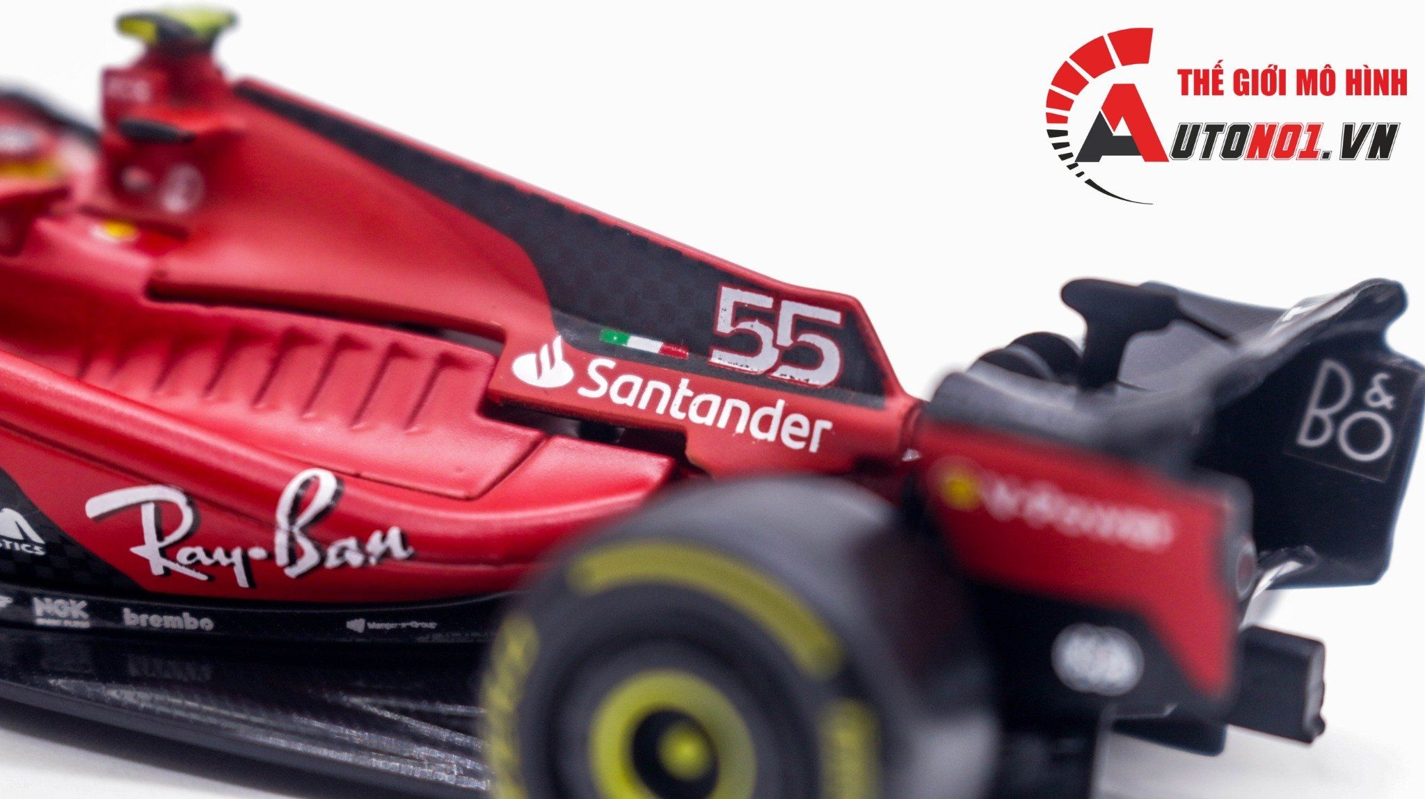  Mô hình xe đua F1 Formula Ferrari SF23 2023 hộp mica có figure tỉ lệ 1:43 Bburago OT323 