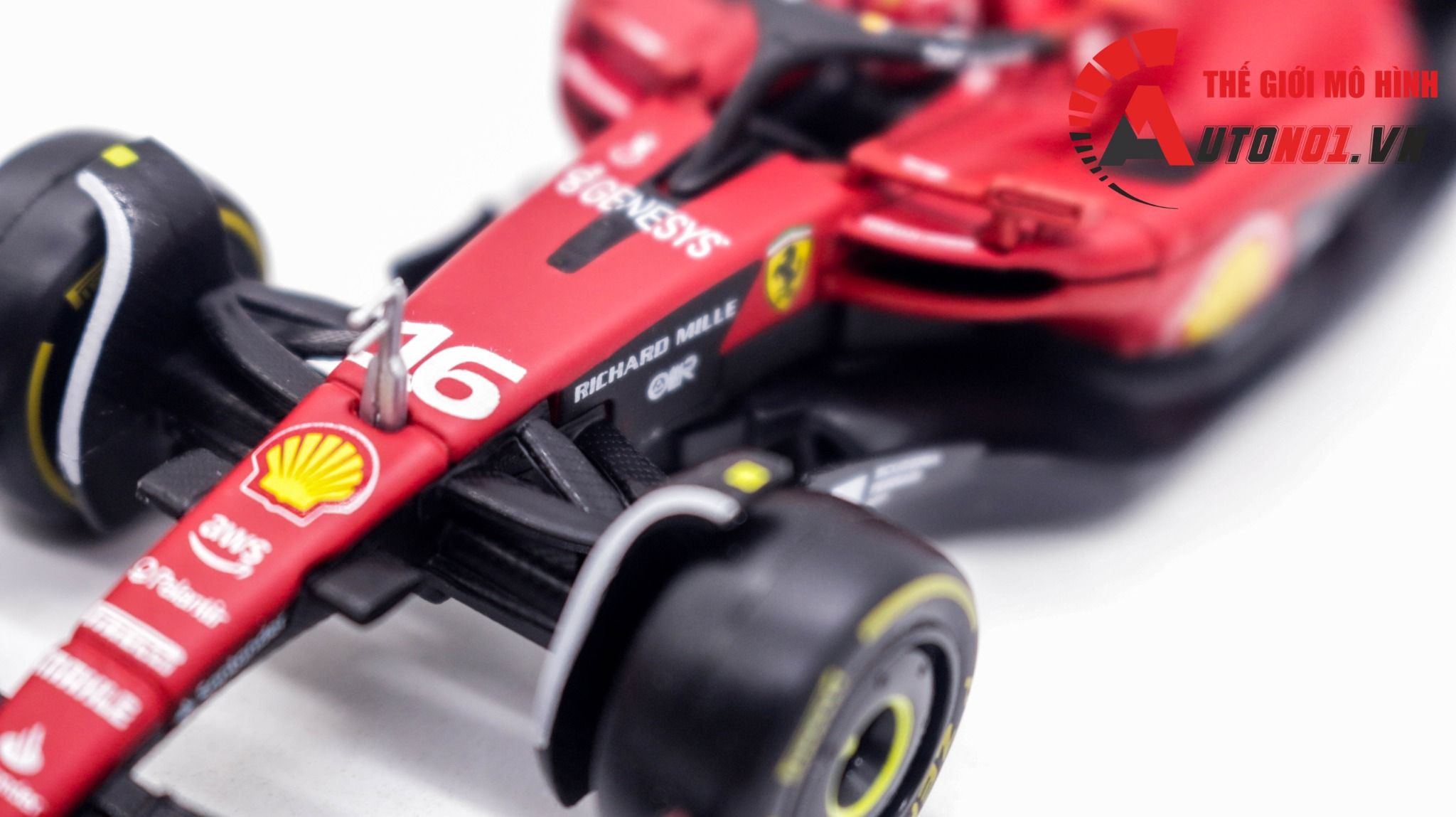  Mô hình xe đua F1 Formula Ferrari SF23 2023 hộp mica có figure tỉ lệ 1:43 Bburago OT323 