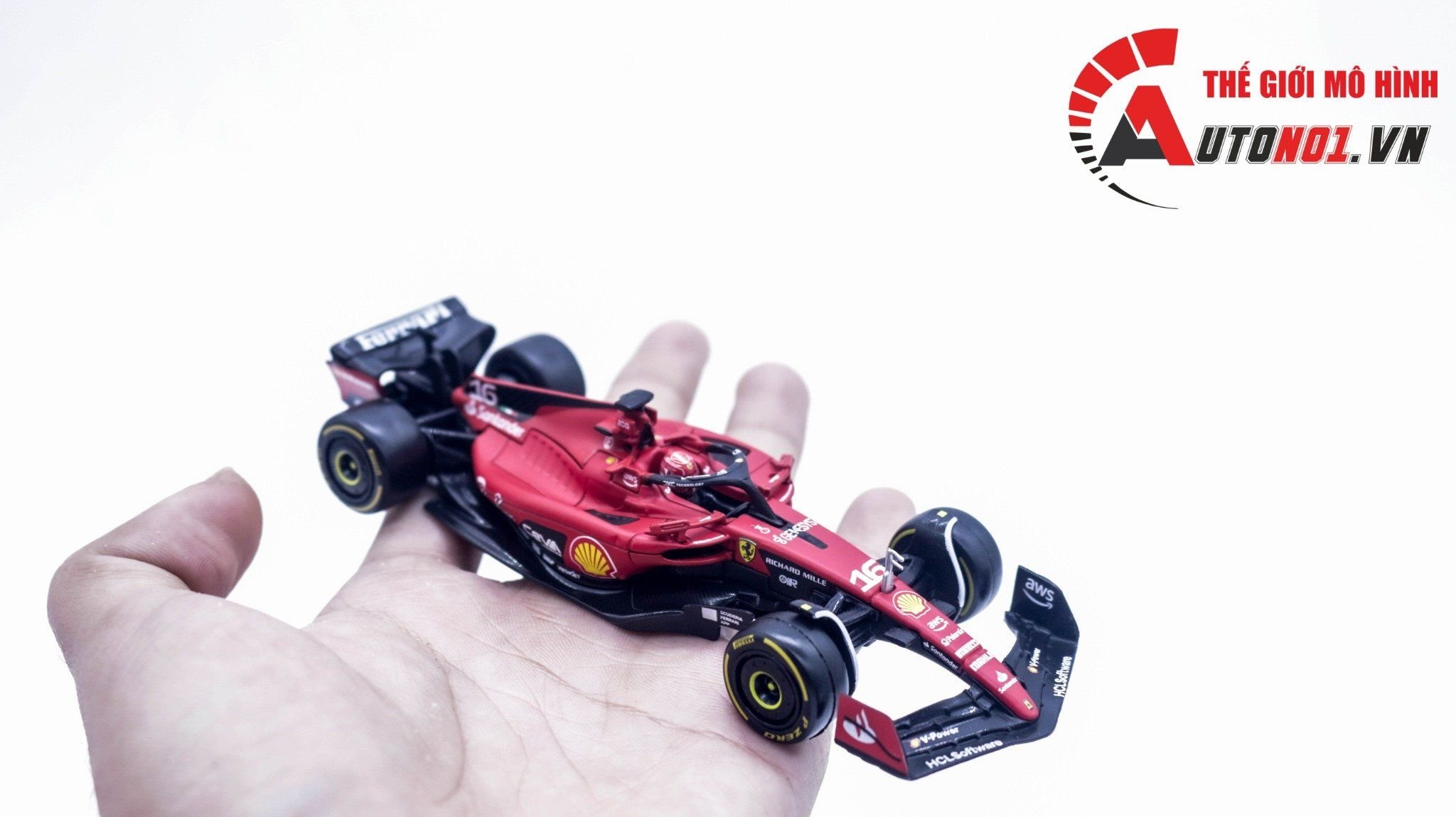  Mô hình xe đua F1 Formula Ferrari SF23 2023 hộp mica có figure tỉ lệ 1:43 Bburago OT323 