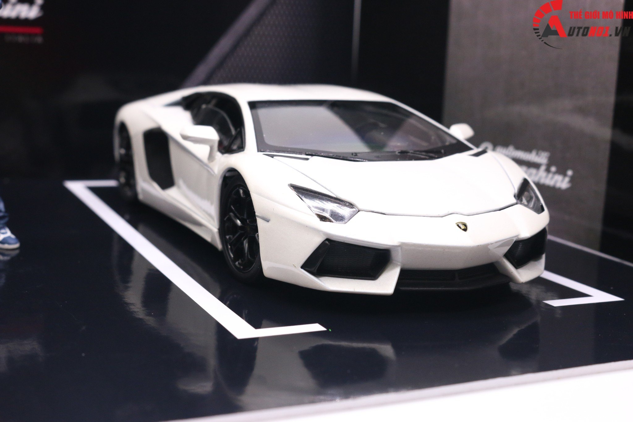  Diorama 1:24 Showroom trưng bày Lamborghini cho xe tỉ lệ 1:24 kích thước 35X25X15cm 4 tấm lắp ghép formex 5li DR010B 