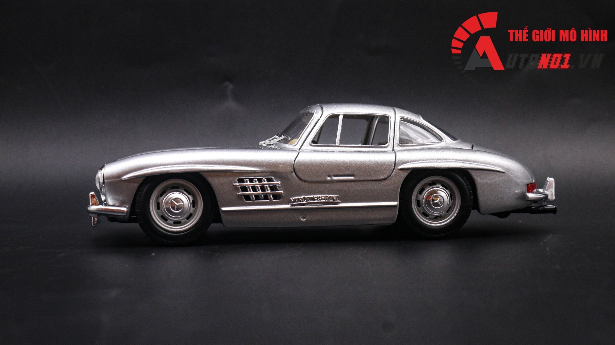  Mô hình Mercedes Benz 300SL 1954 Sliver Collegione đánh lái được full open 1:24 Bburago 3673 