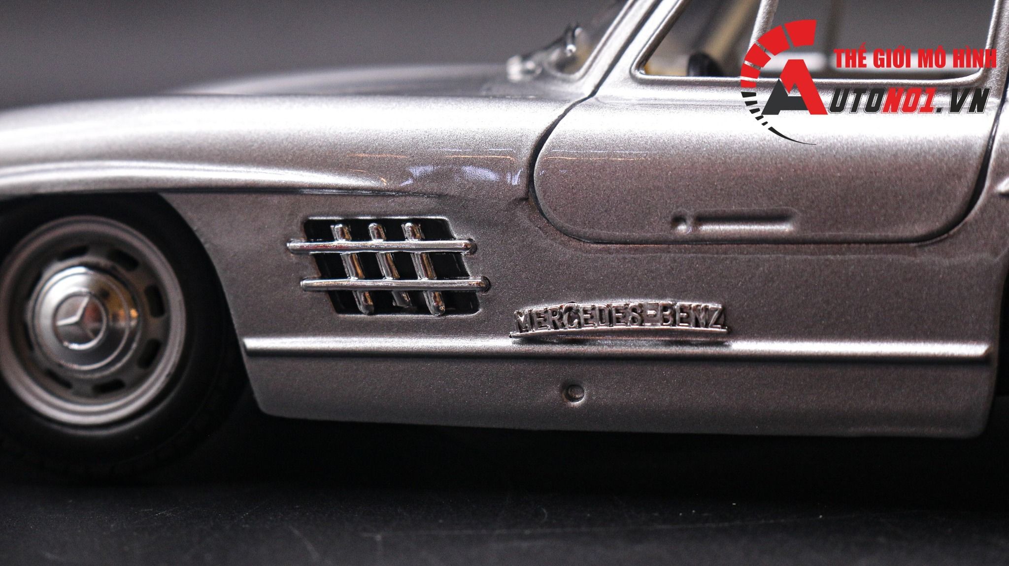  Mô hình Mercedes Benz 300SL 1954 Sliver Collegione đánh lái được full open 1:24 Bburago 3673 