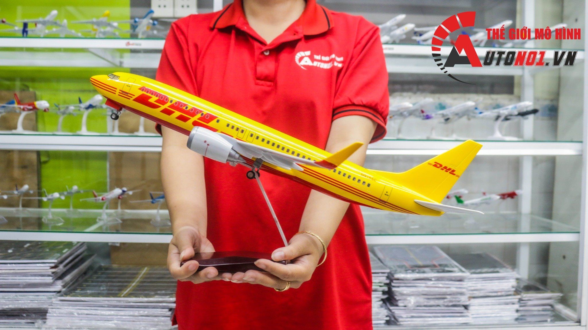  Mô hình máy bay dân dụng DHL Airlines Boeing B737-800 có đèn theo tiếng vỗ tay hoặc chạm 47cm MB47034 