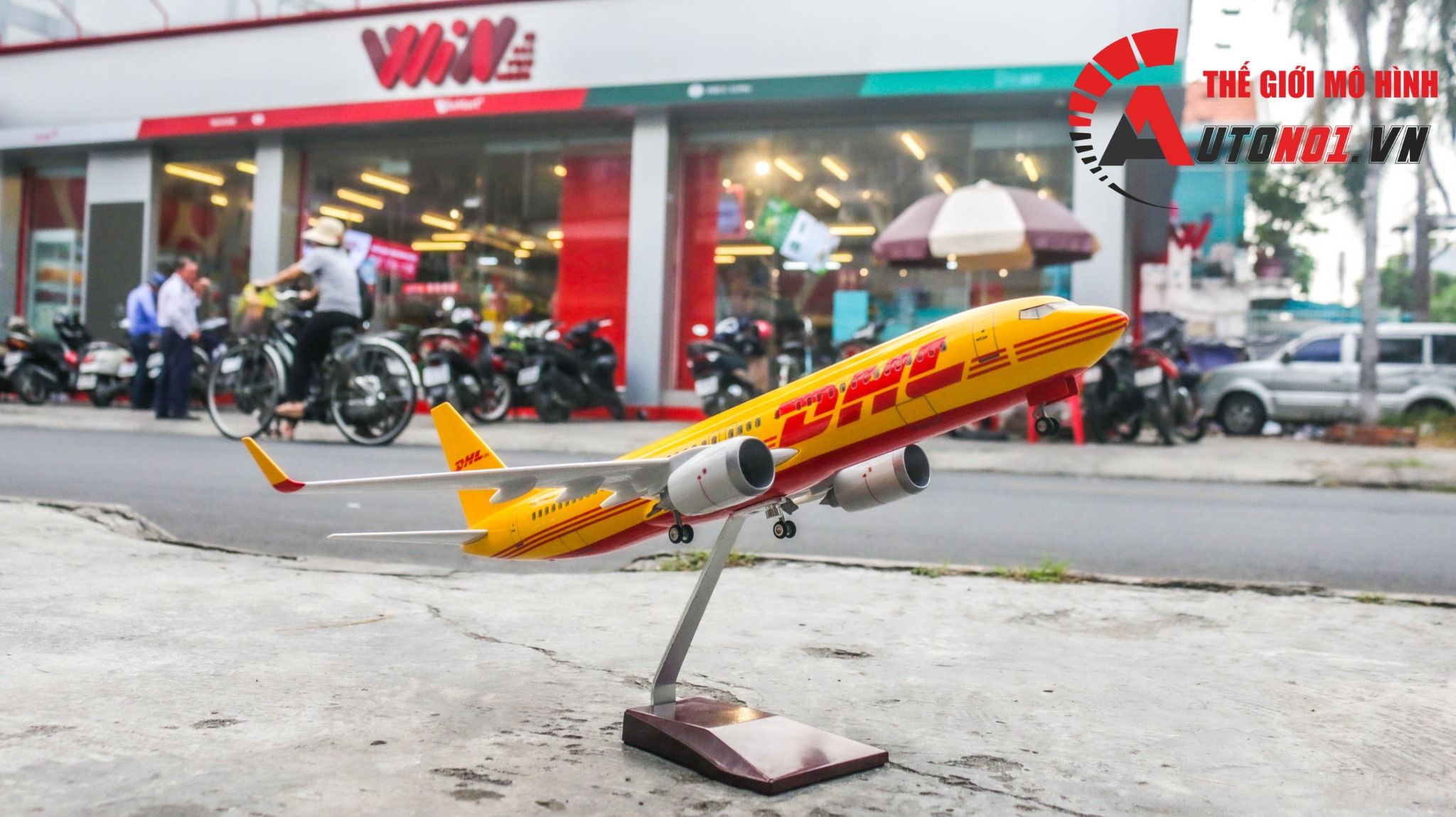  Mô hình máy bay dân dụng DHL Airlines Boeing B737-800 có đèn theo tiếng vỗ tay hoặc chạm 47cm MB47034 