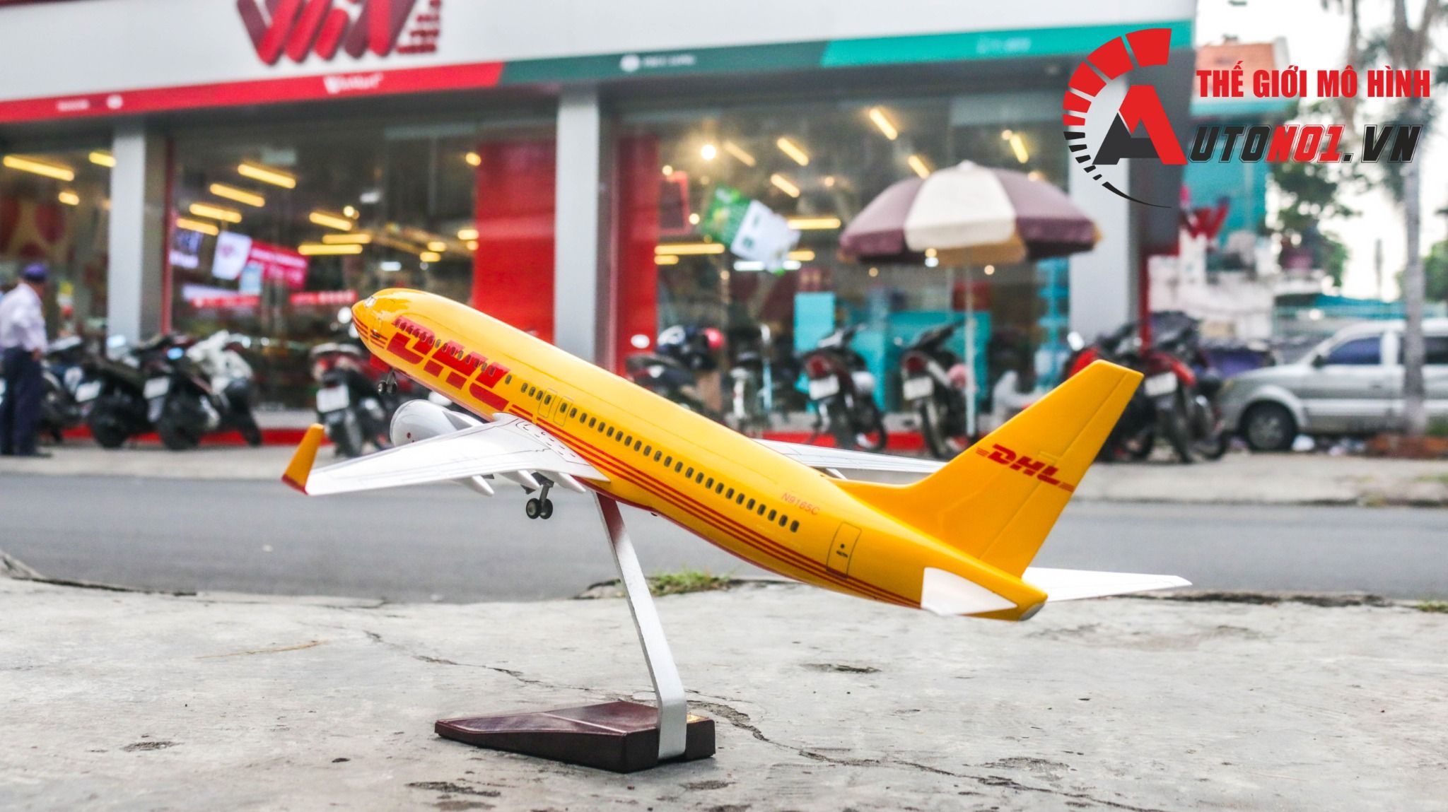  Mô hình máy bay dân dụng DHL Airlines Boeing B737-800 có đèn theo tiếng vỗ tay hoặc chạm 47cm MB47034 