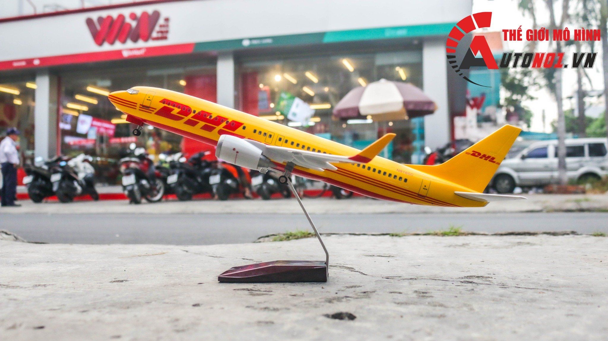  Mô hình máy bay dân dụng DHL Airlines Boeing B737-800 có đèn theo tiếng vỗ tay hoặc chạm 47cm MB47034 