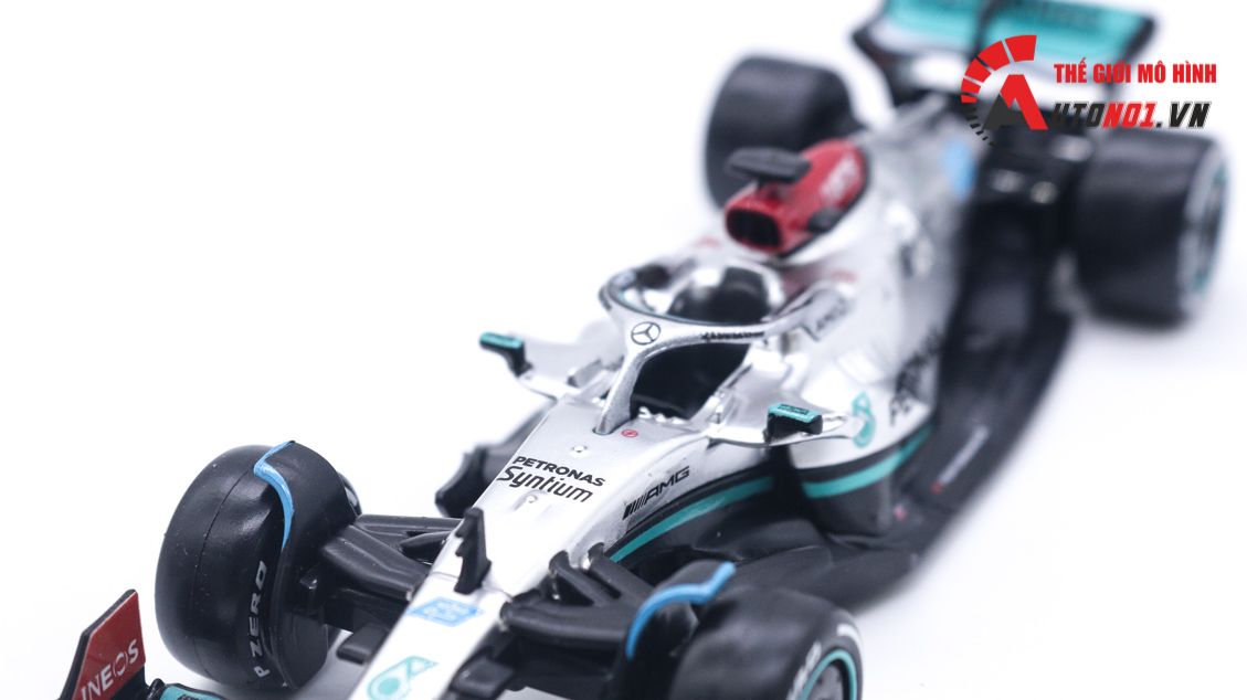  Mô hình xe đua F1 Mercedes AMG Petronas F1 W13 2022 #63 Hybrid 1:43 Bburago OT003 