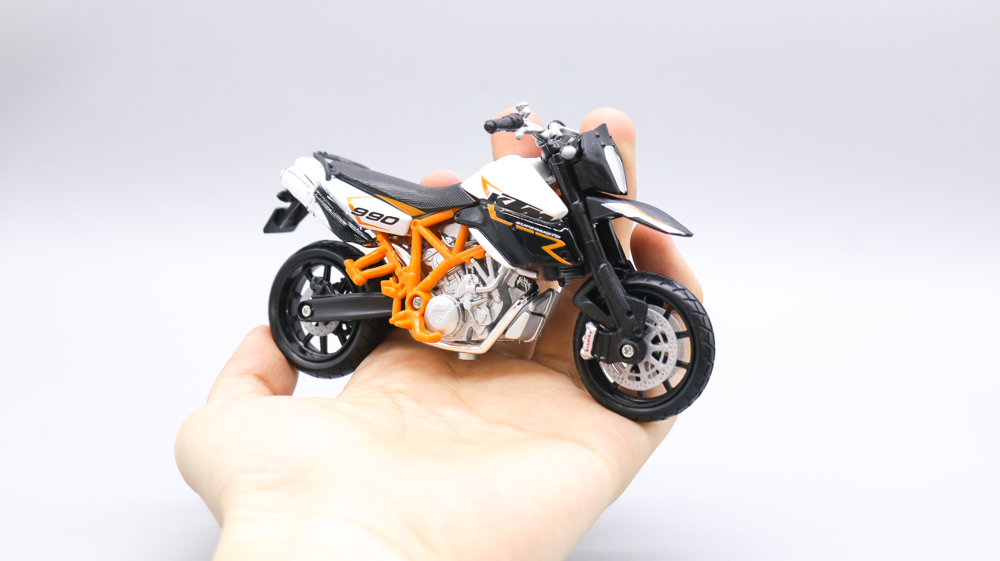  Mô hình xe Ktm 990 supermoto r 1:18 Bburago 1022 