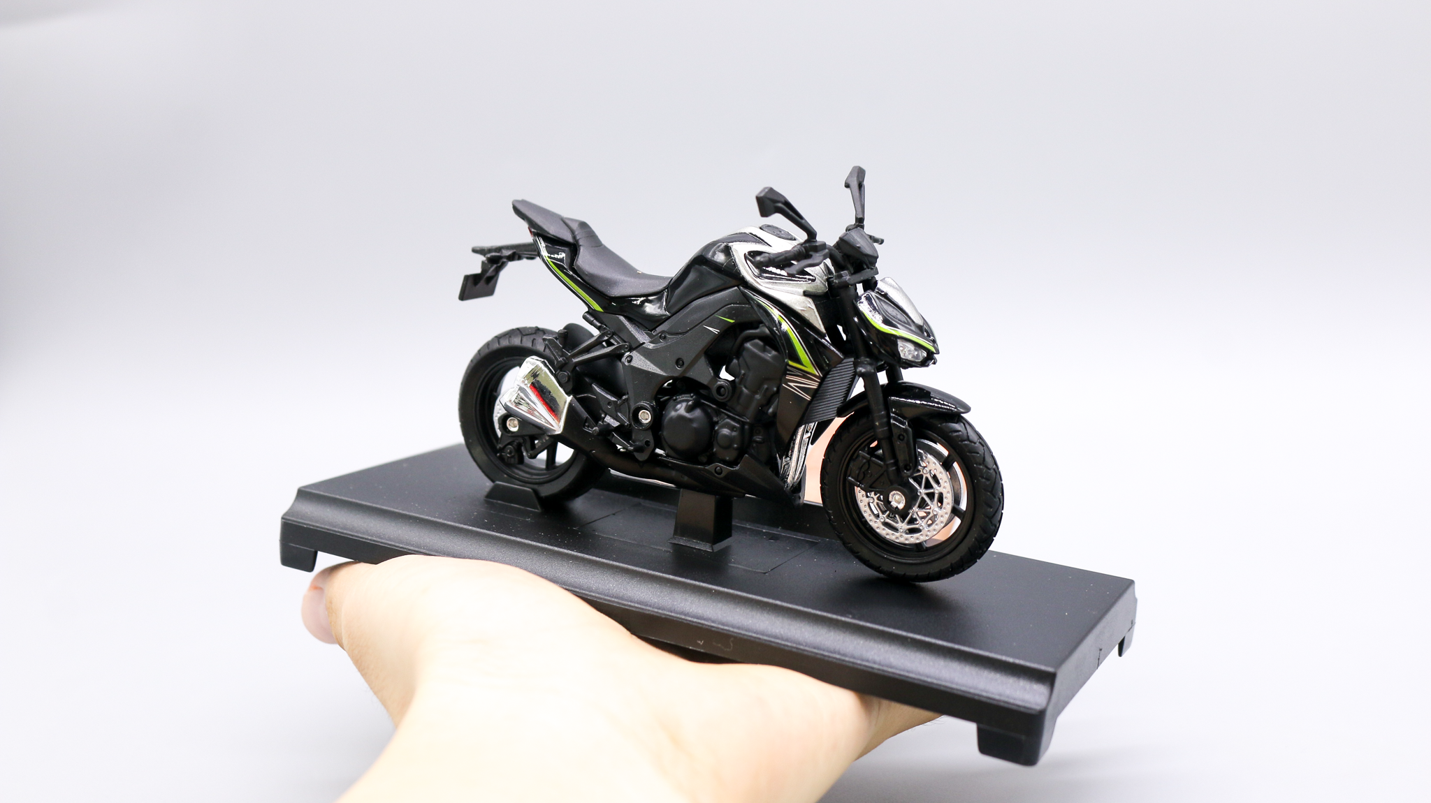  Mô hình xe mô tô Kawasaki Z1000R 2017 black tỉ lệ 1:18 Welly MT18057 