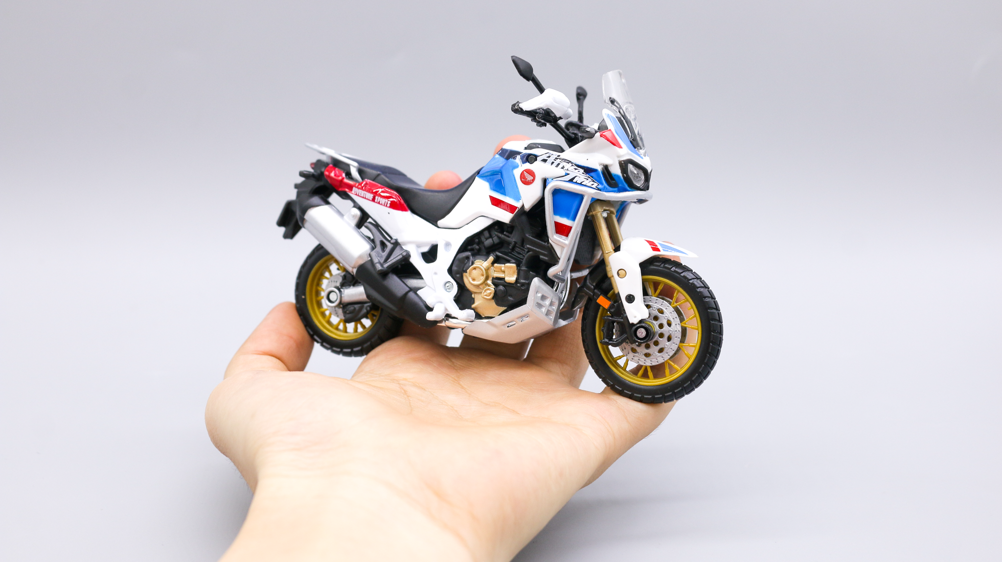  Mô hình xe Honda africa twin adventure white 1:18 Bburago MT080 