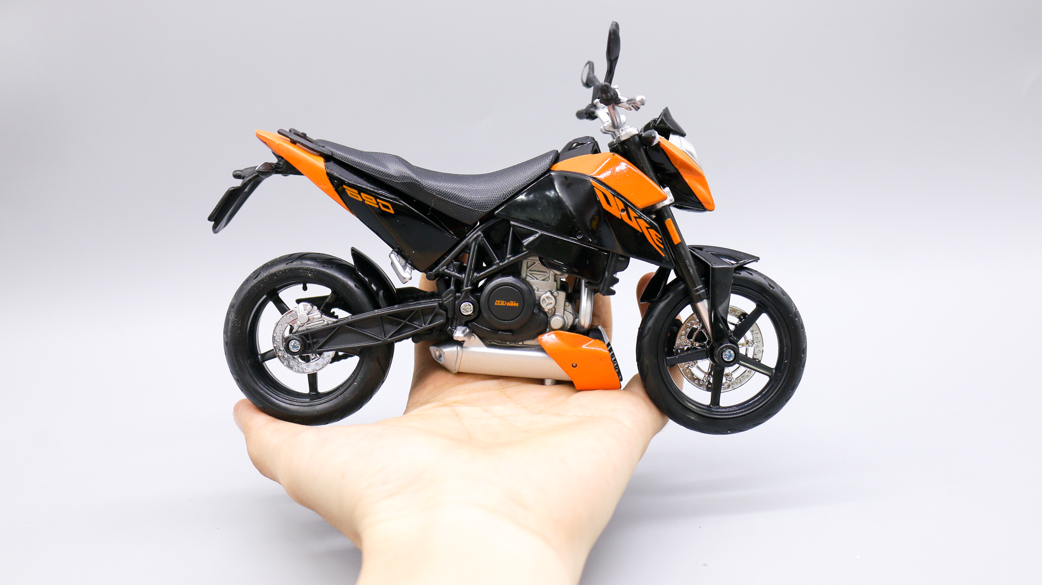  Mô hình xe Ktm 690 Duke 1:12 Maisto 7794 