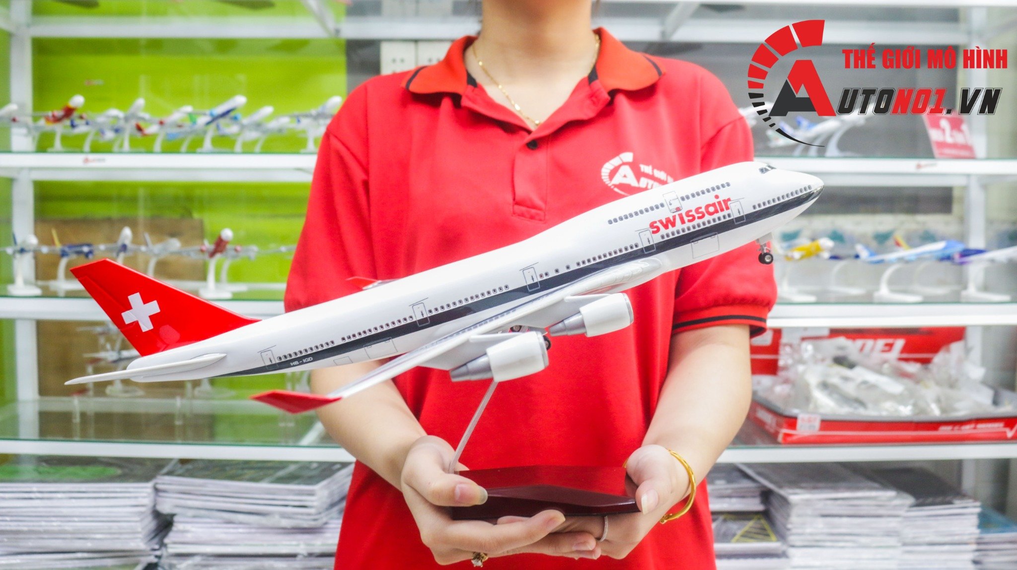  Mô hình máy bay Thụy sĩ Swiss Air Boeing B747 47cm có đèn led tự động theo tiếng vỗ tay hoặc chạm MB47053 