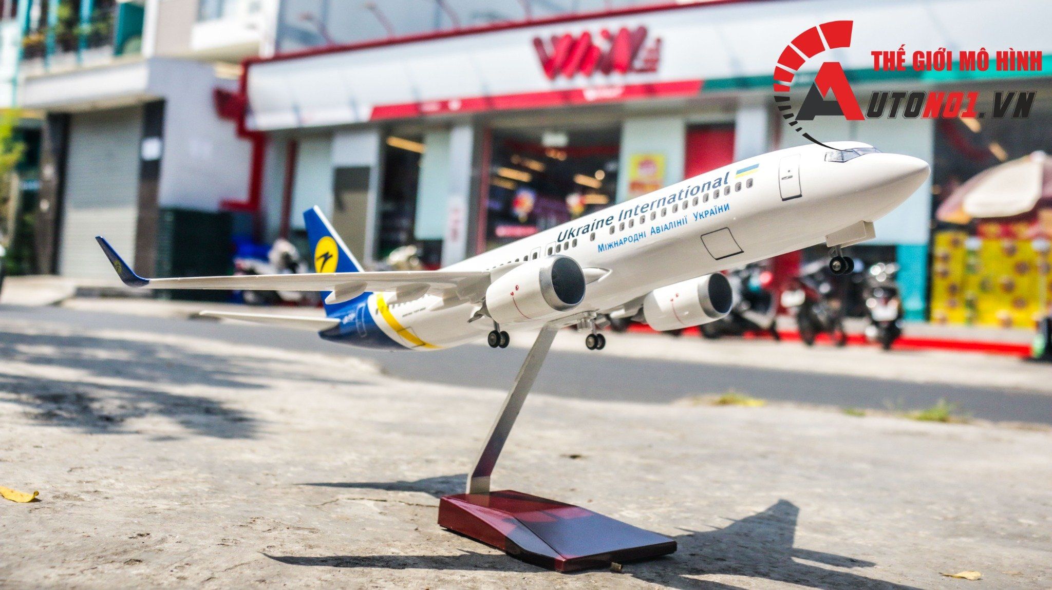  Mô hình máy bay Ukraine International Boeing B737-800 47cm có đèn led tự động theo tiếng vỗ tay hoặc chạm MB47059 