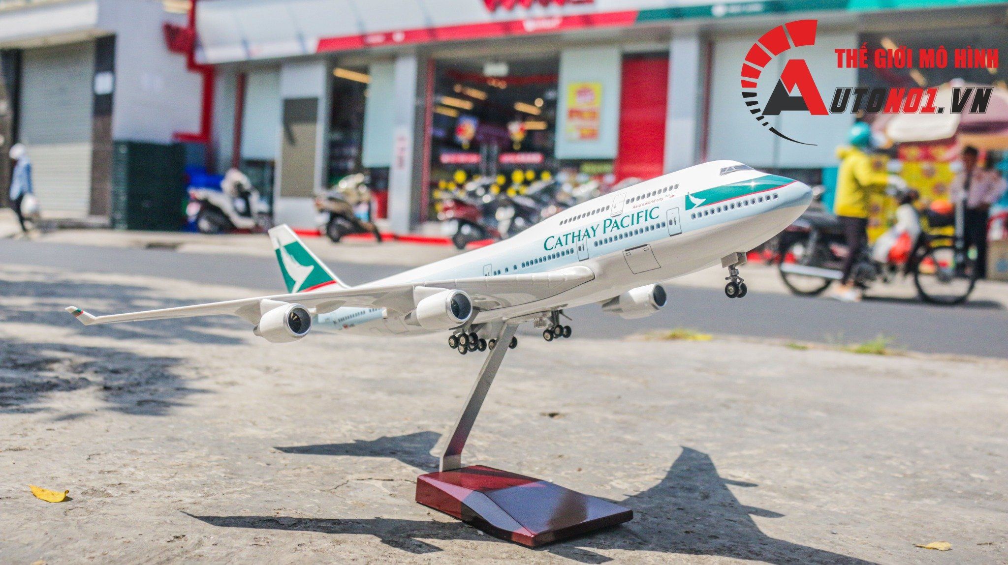  Mô hình máy bay Cathay Pacific Airlines Boeing B747 47cm có đèn led tự động theo tiếng vỗ tay hoặc chạm MB47050 