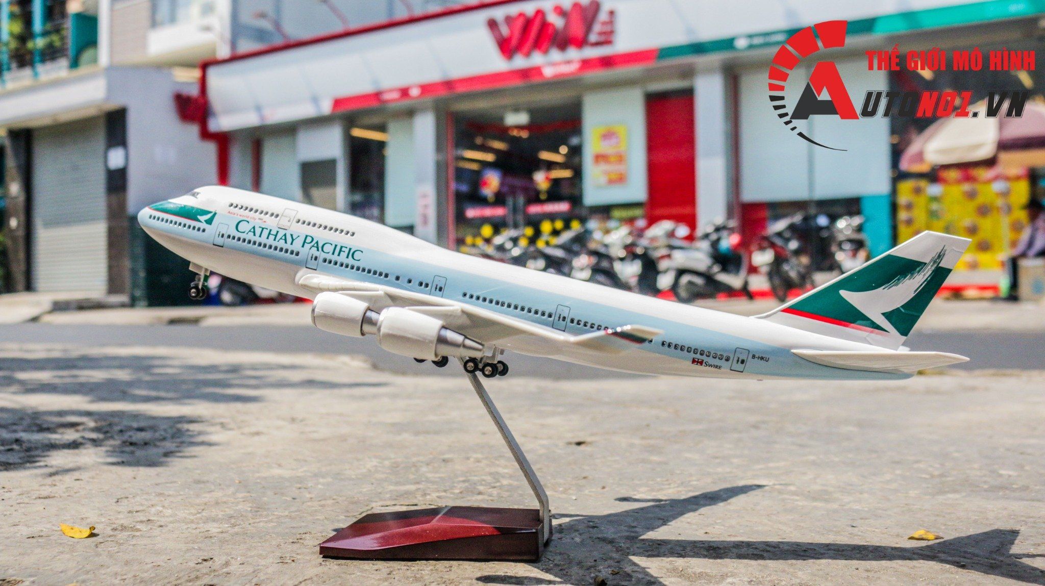  Mô hình máy bay Cathay Pacific Airlines Boeing B747 47cm có đèn led tự động theo tiếng vỗ tay hoặc chạm MB47050 