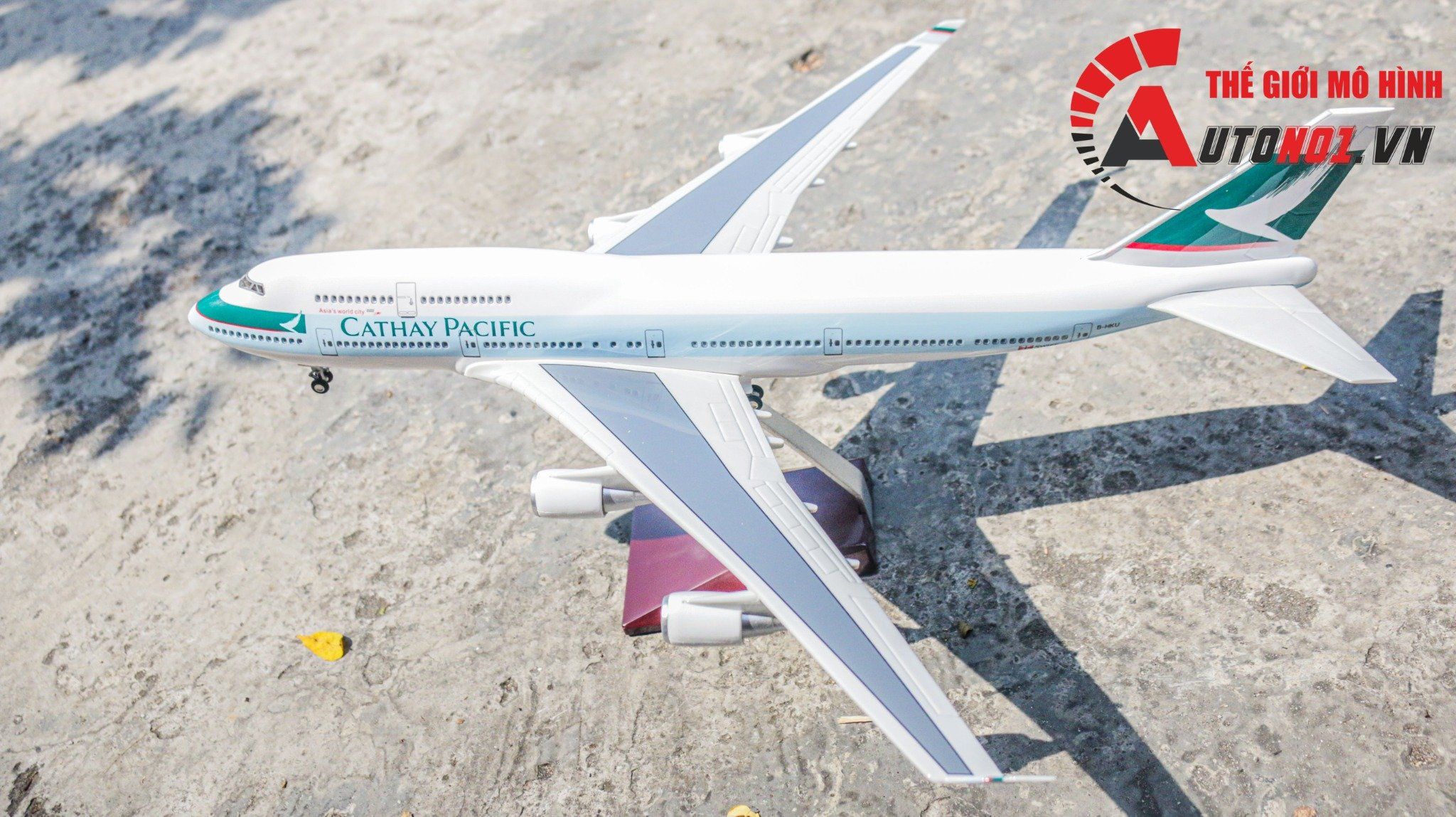  Mô hình máy bay Cathay Pacific Airlines Boeing B747 47cm có đèn led tự động theo tiếng vỗ tay hoặc chạm MB47050 