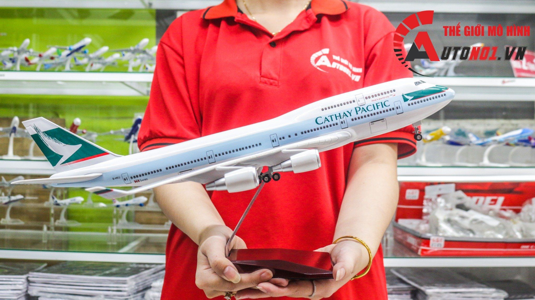  Mô hình máy bay Cathay Pacific Airlines Boeing B747 47cm có đèn led tự động theo tiếng vỗ tay hoặc chạm MB47050 