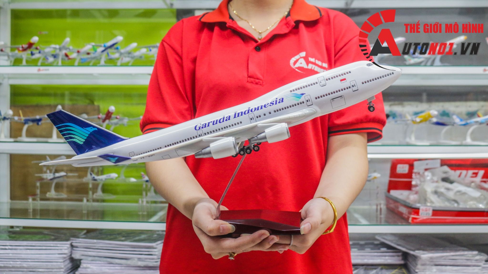  Mô hình máy bay Garuda Indonesia Boeing B747 47cm 1:150 có đèn led tự động theo tiếng vỗ tay hoặc chạm MB47049 