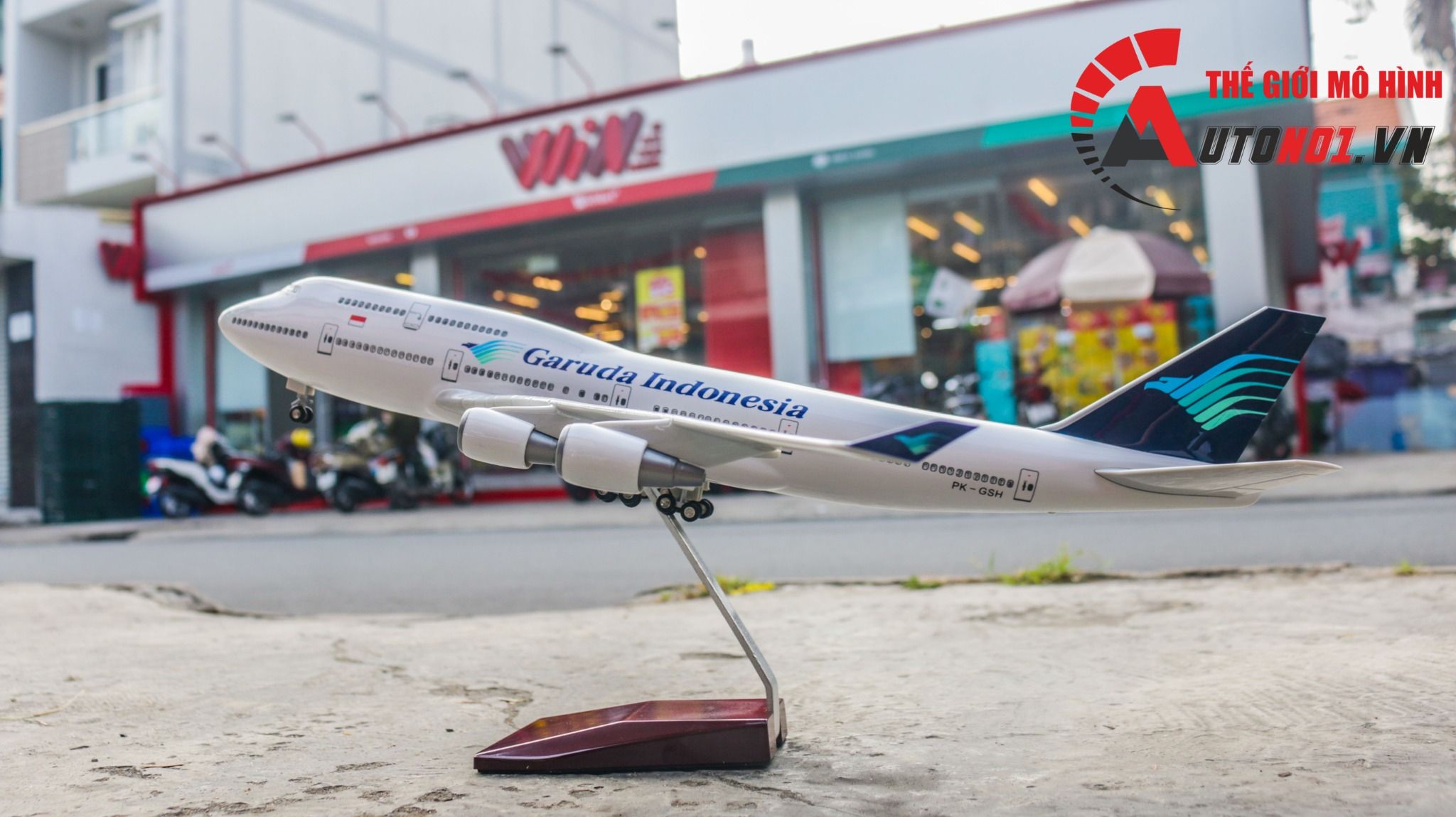  Mô hình máy bay Garuda Indonesia Boeing B747 47cm 1:150 có đèn led tự động theo tiếng vỗ tay hoặc chạm MB47049 