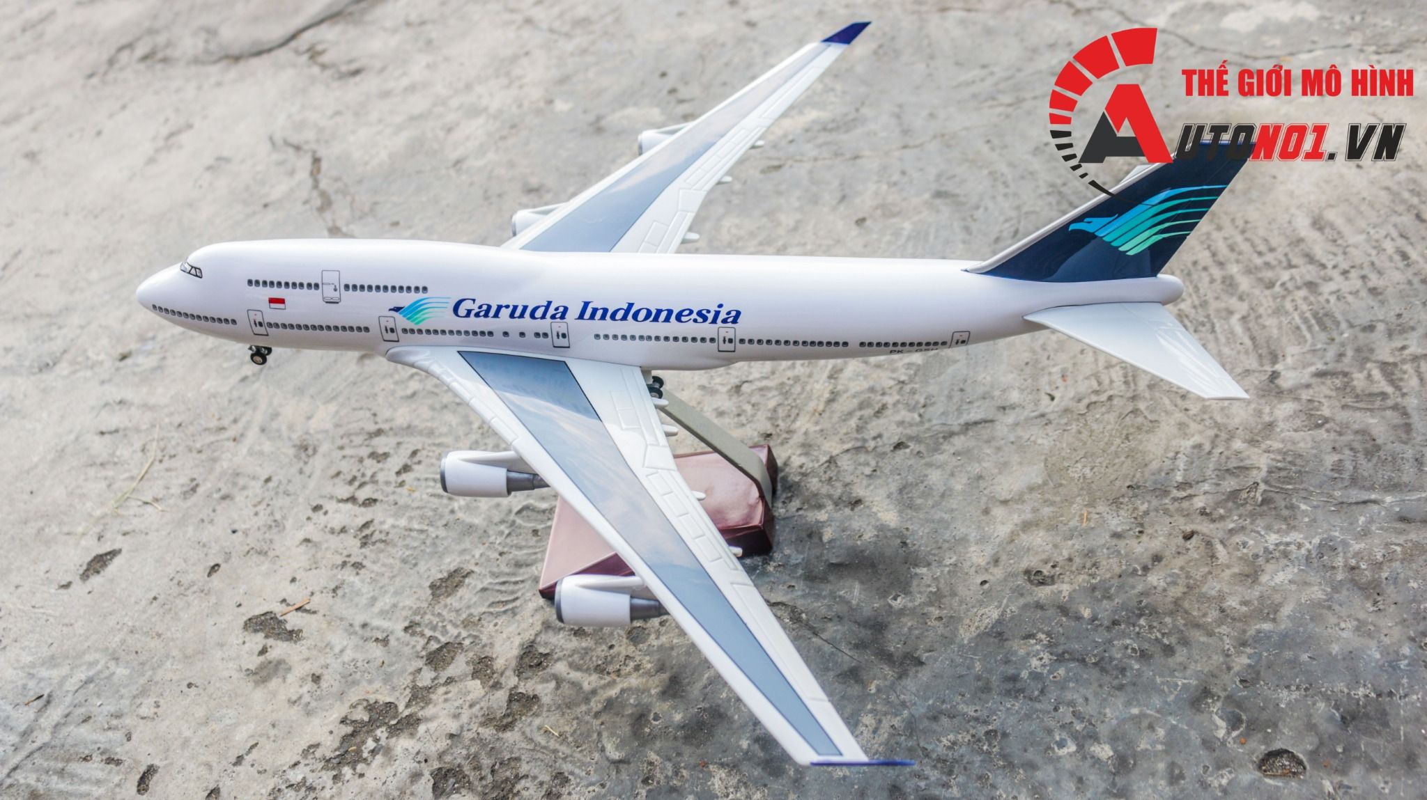  Mô hình máy bay Garuda Indonesia Boeing B747 47cm 1:150 có đèn led tự động theo tiếng vỗ tay hoặc chạm MB47049 