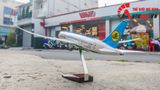  Mô hình máy bay Uzbekistan Boeing B787 tỉ lệ 1:130 47cm có đèn led tự động theo tiếng vỗ tay hoặc chạm MB47048 