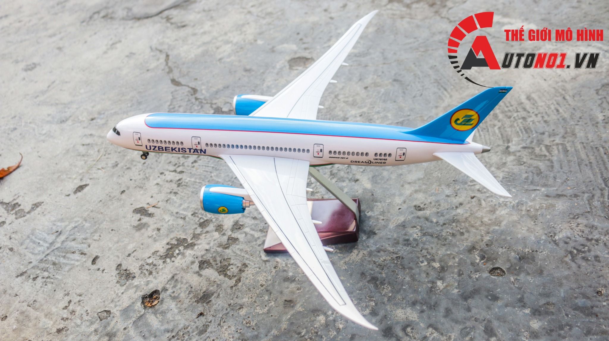  Mô hình máy bay Uzbekistan Boeing B787 tỉ lệ 1:130 47cm có đèn led tự động theo tiếng vỗ tay hoặc chạm MB47048 