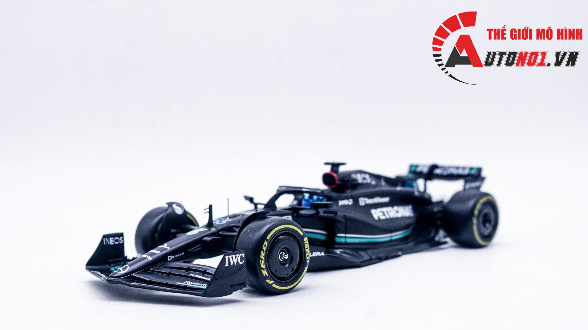  Mô hình xe đua F1 Formula Mercedes Benz Petronas 2023 W14 hộp mica có figure tỉ lệ 1:24 Bburago OT328 