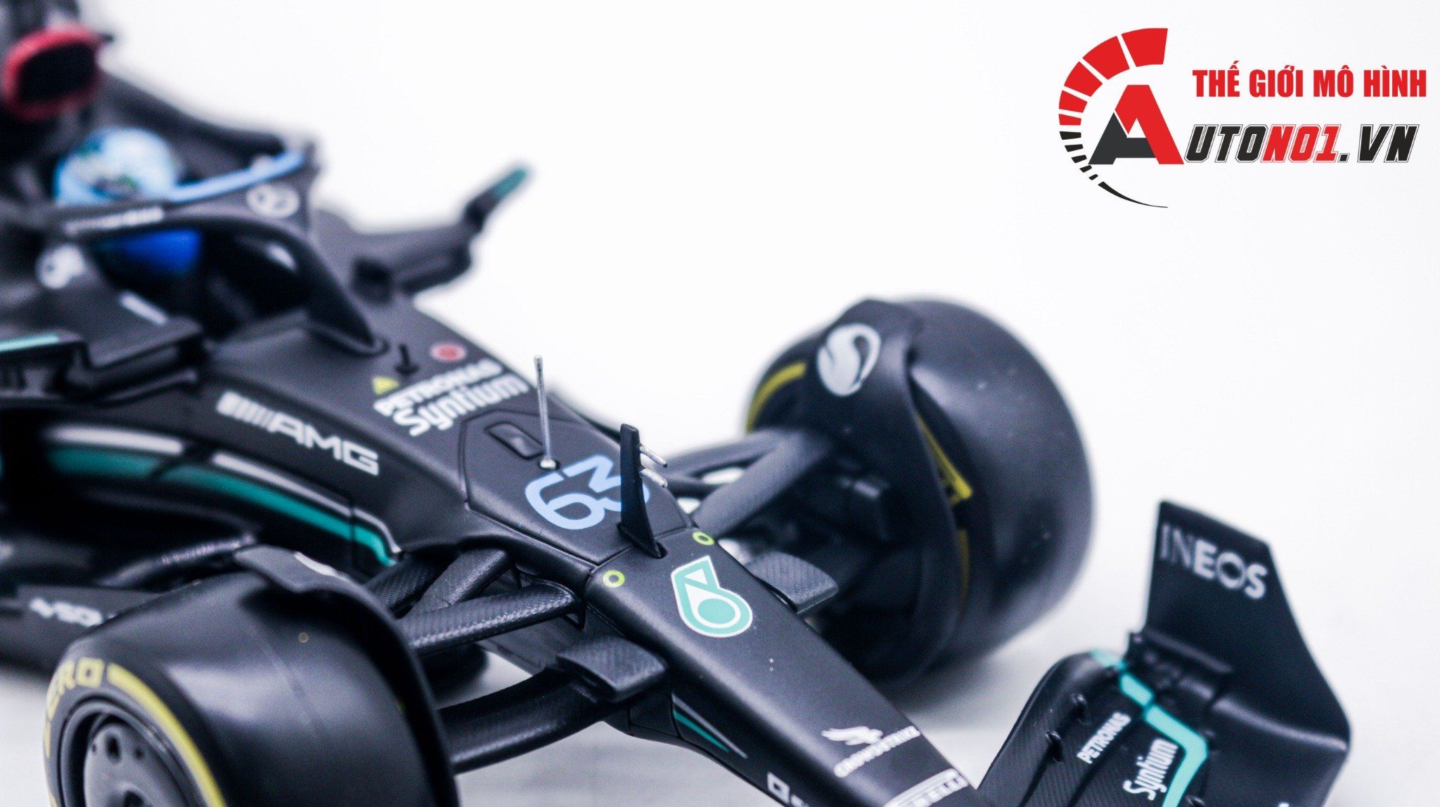  Mô hình xe đua F1 Formula Mercedes Benz Petronas 2023 W14 hộp mica có figure tỉ lệ 1:24 Bburago OT328 