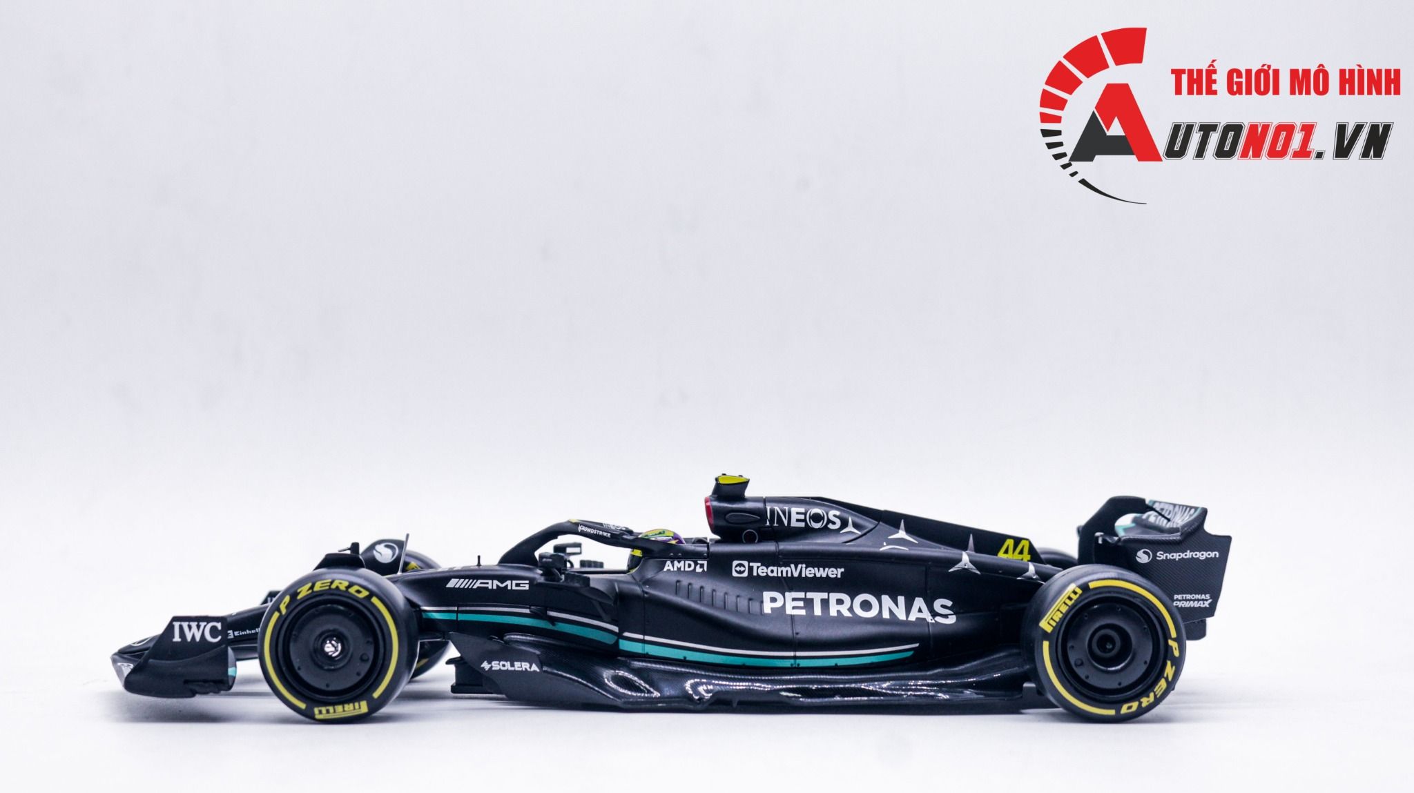  Mô hình xe đua F1 Formula Mercedes Benz Petronas 2023 W14 hộp mica có figure tỉ lệ 1:24 Bburago OT328 