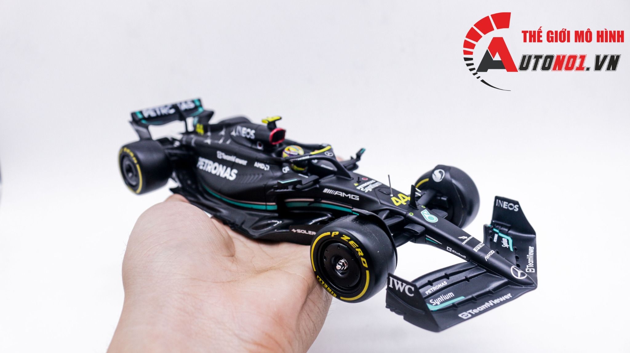  Mô hình xe đua F1 Formula Mercedes Benz Petronas 2023 W14 hộp mica có figure tỉ lệ 1:24 Bburago OT328 