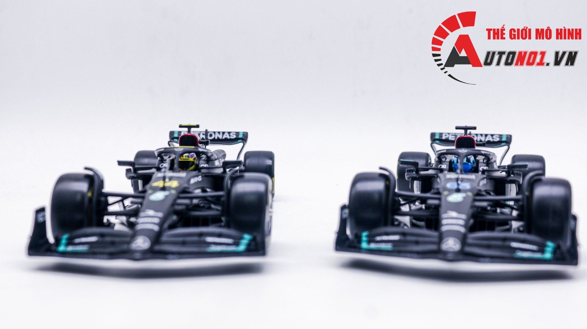  Mô hình xe đua F1 Formula Mercedes Benz Petronas 2023 W14 hộp mica có figure tỉ lệ 1:24 Bburago OT328 