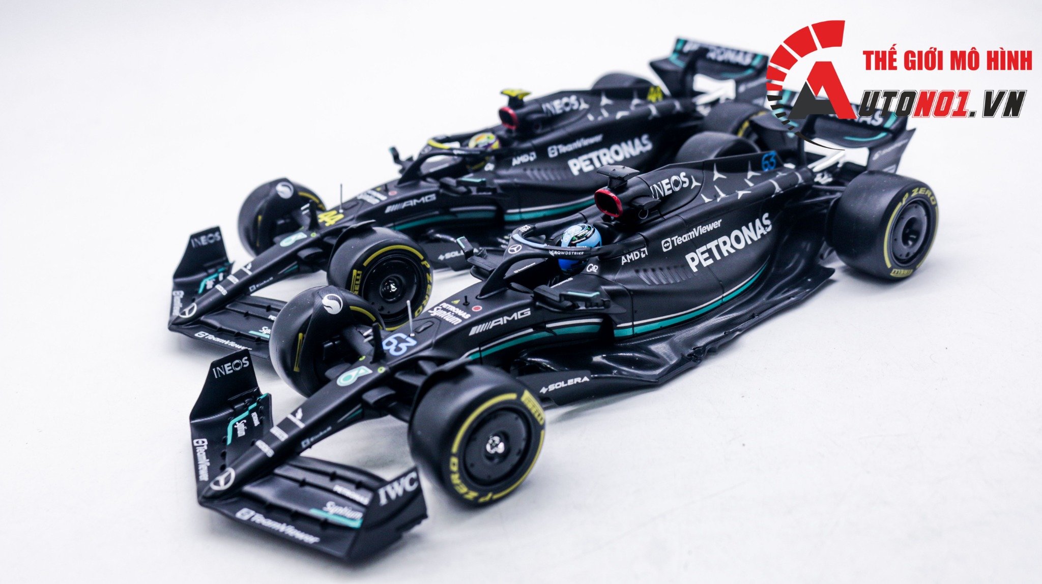  Mô hình xe đua F1 Formula Mercedes Benz Petronas 2023 W14 hộp mica có figure tỉ lệ 1:24 Bburago OT328 