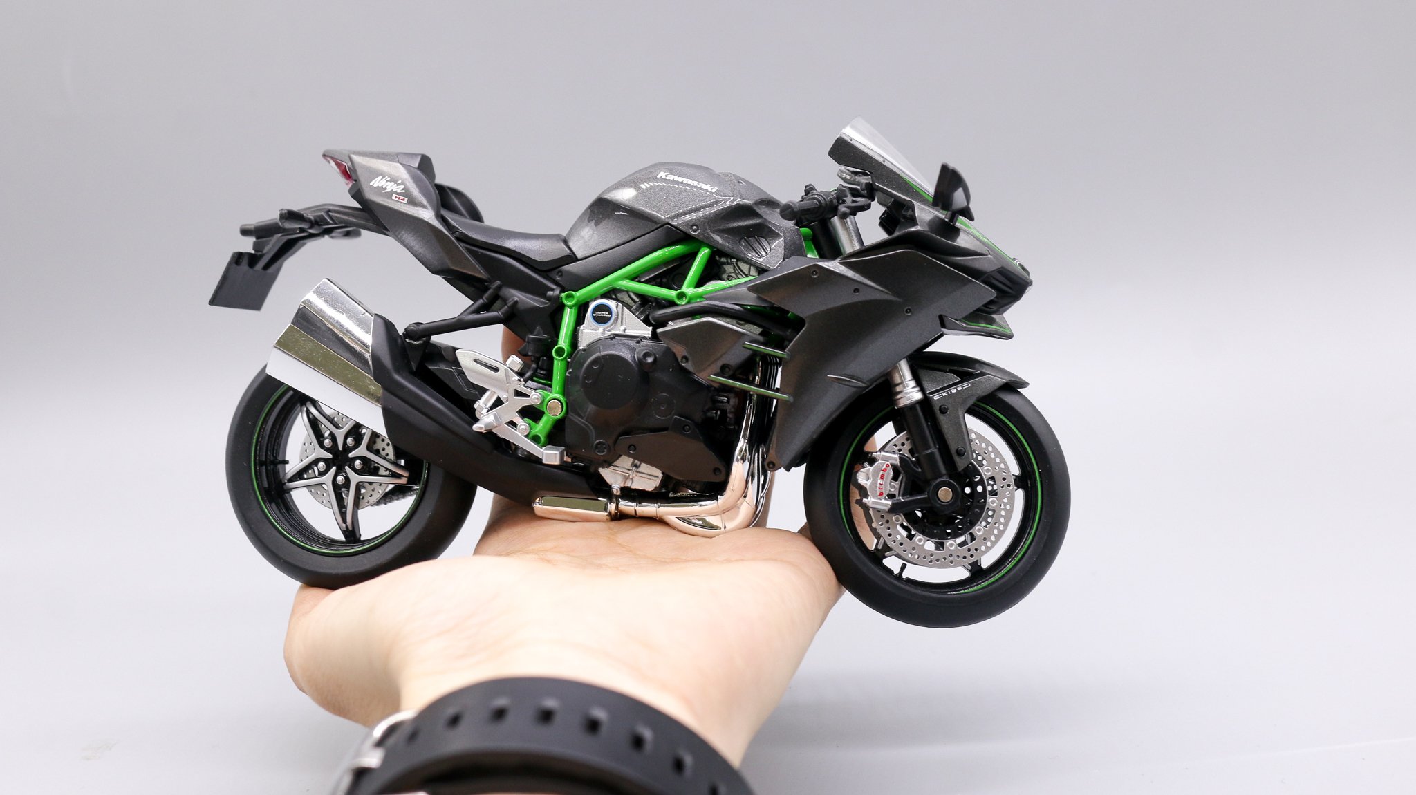  Mô hình xe Kawasaki Ninja H2 1:12 Aoshima 2686 