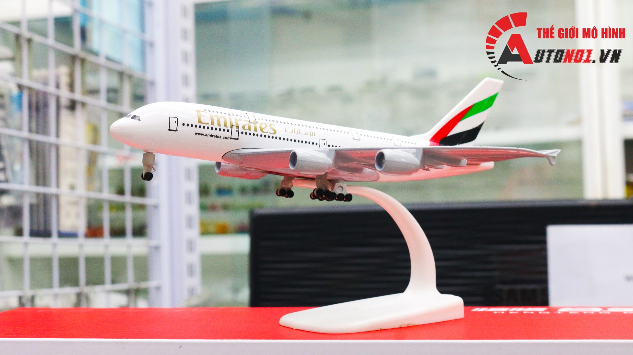  Mô hình máy bay Emirates A6-EEI Airbus A380 có bánh xe 20cm MB20036 