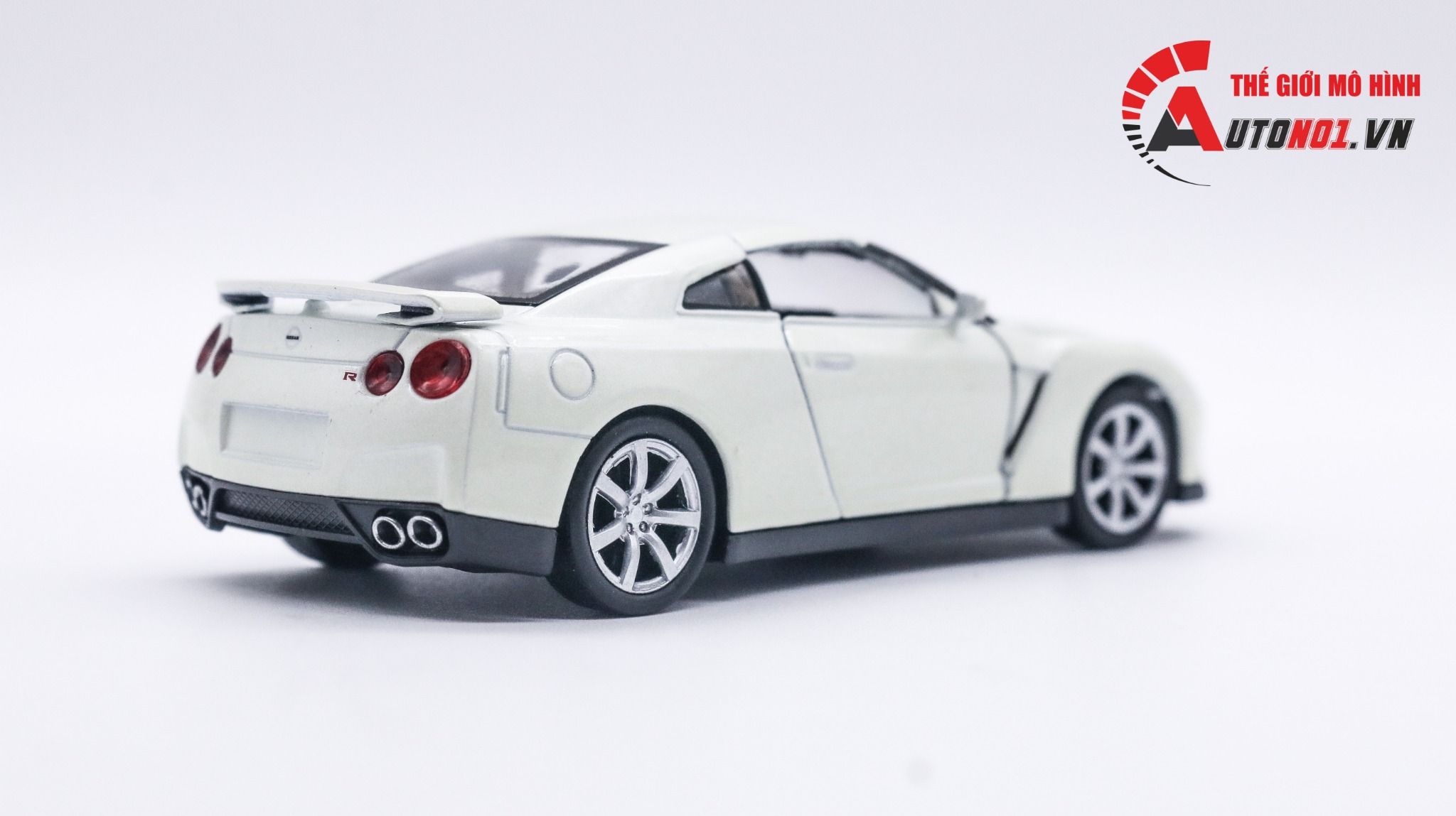  Mô hình xe Nissan GTR white 1:36 Welly OT010 