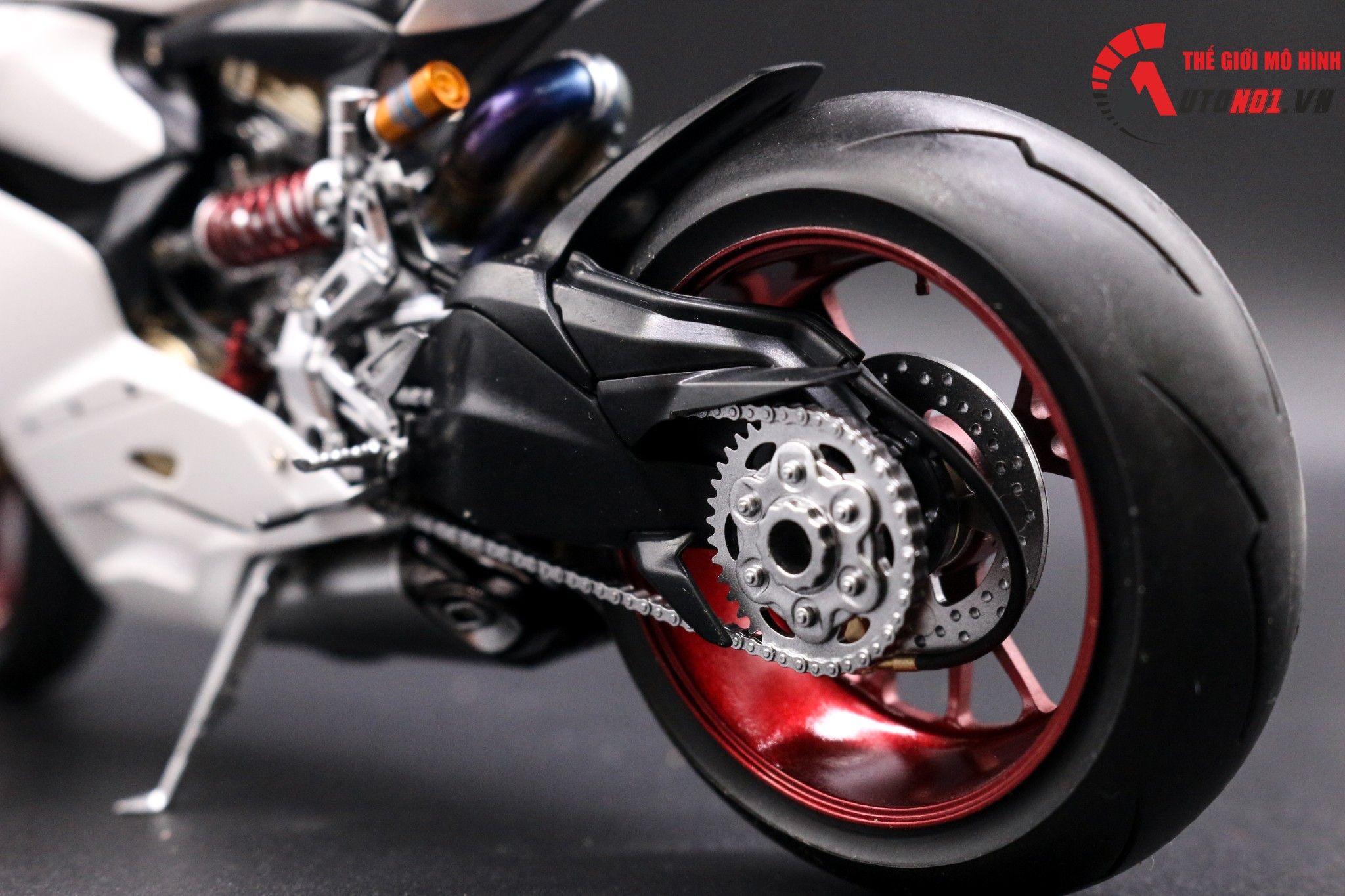  Mô hình xe cao cấp Ducati 1199 Panigale White Pearl Carbon 1:12 Tamiya D059 