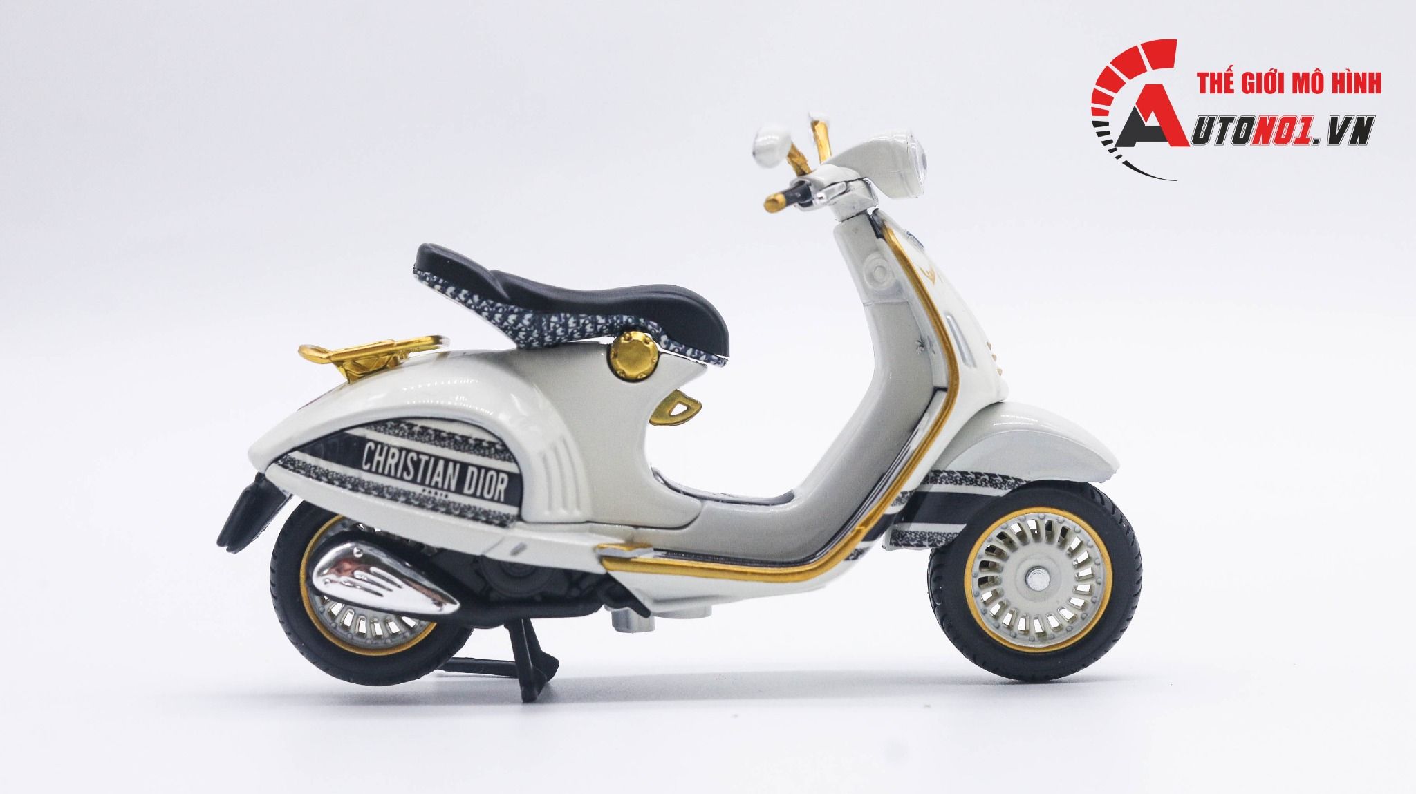 Thêm một hotgirl 9x tậu siêu phẩm Vespa 946 Christian Dior với giá 16 tỷ  VNĐ