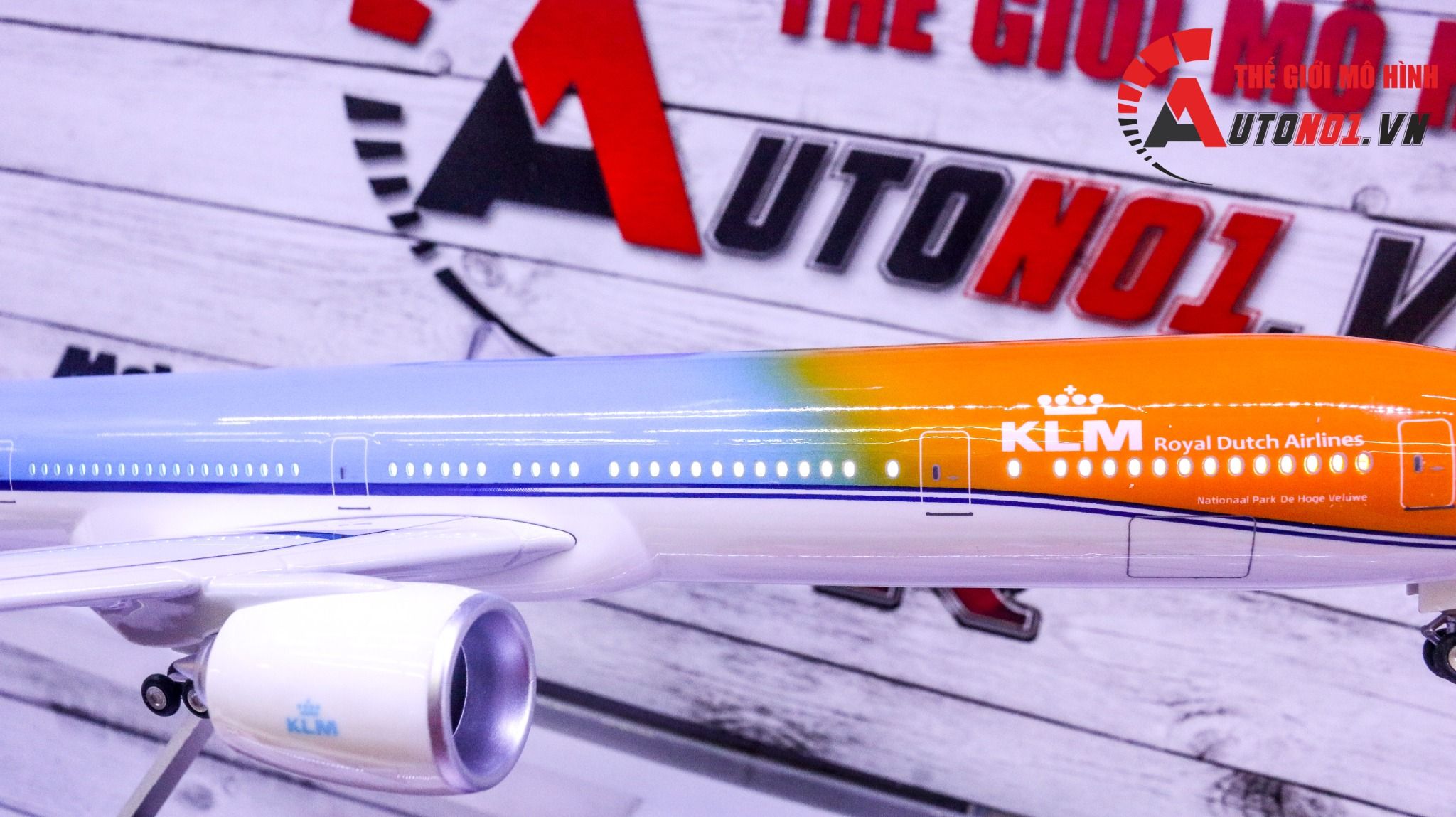  Mô hình máy bay KLM Boeing B777-300ER Hà Lan PH-BVA / Orange Pride livery 47cm 1:160 có đèn led tự động theo tiếng vỗ tay hoặc chạm MB47012 