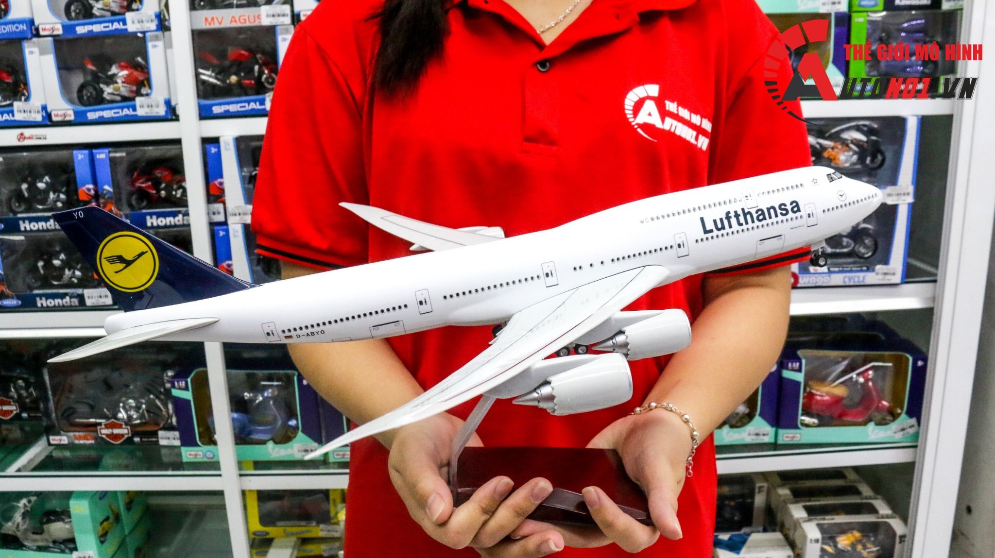  Mô hình máy bay Deutsche Lufthansa Boeing B747-8 Germany - Đức 47cm 1:160 có đèn led tự động theo tiếng vỗ tay hoặc chạm MB47011 