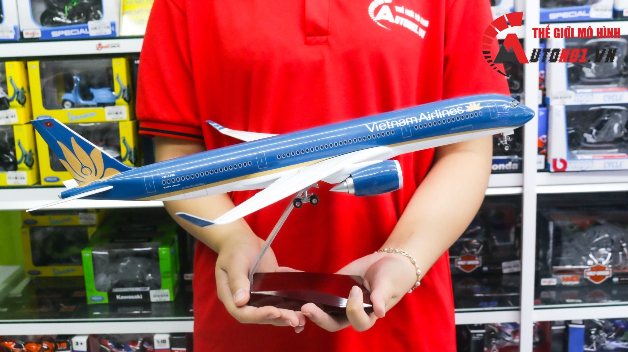  Mô hình máy bay Vietnam Airlines VN-A886 Airbus A350-900 47cm 1:140 có đèn led tự động theo tiếng vỗ tay hoặc chạm MB47010 