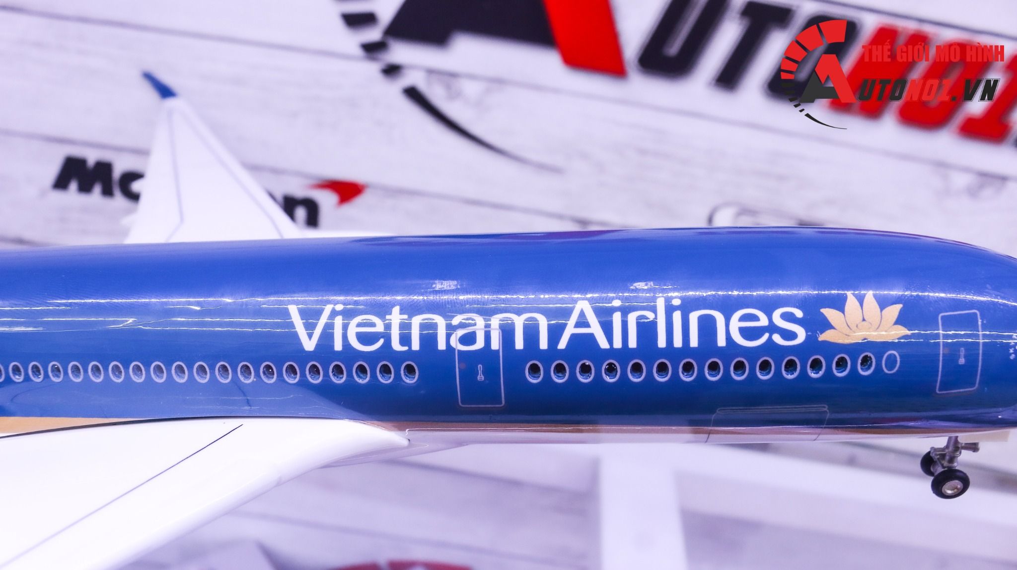  Mô hình máy bay Vietnam Airlines VN-A886 Airbus A350-900 47cm 1:140 có đèn led tự động theo tiếng vỗ tay hoặc chạm MB47010 